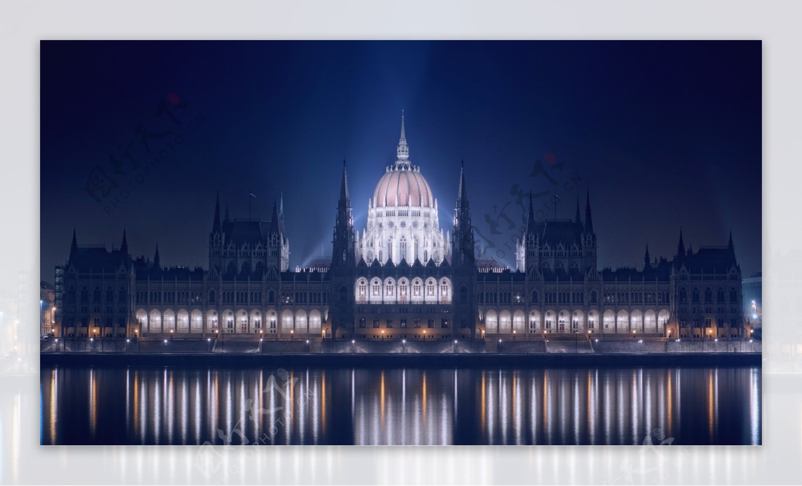 欧式宫殿夜景图片
