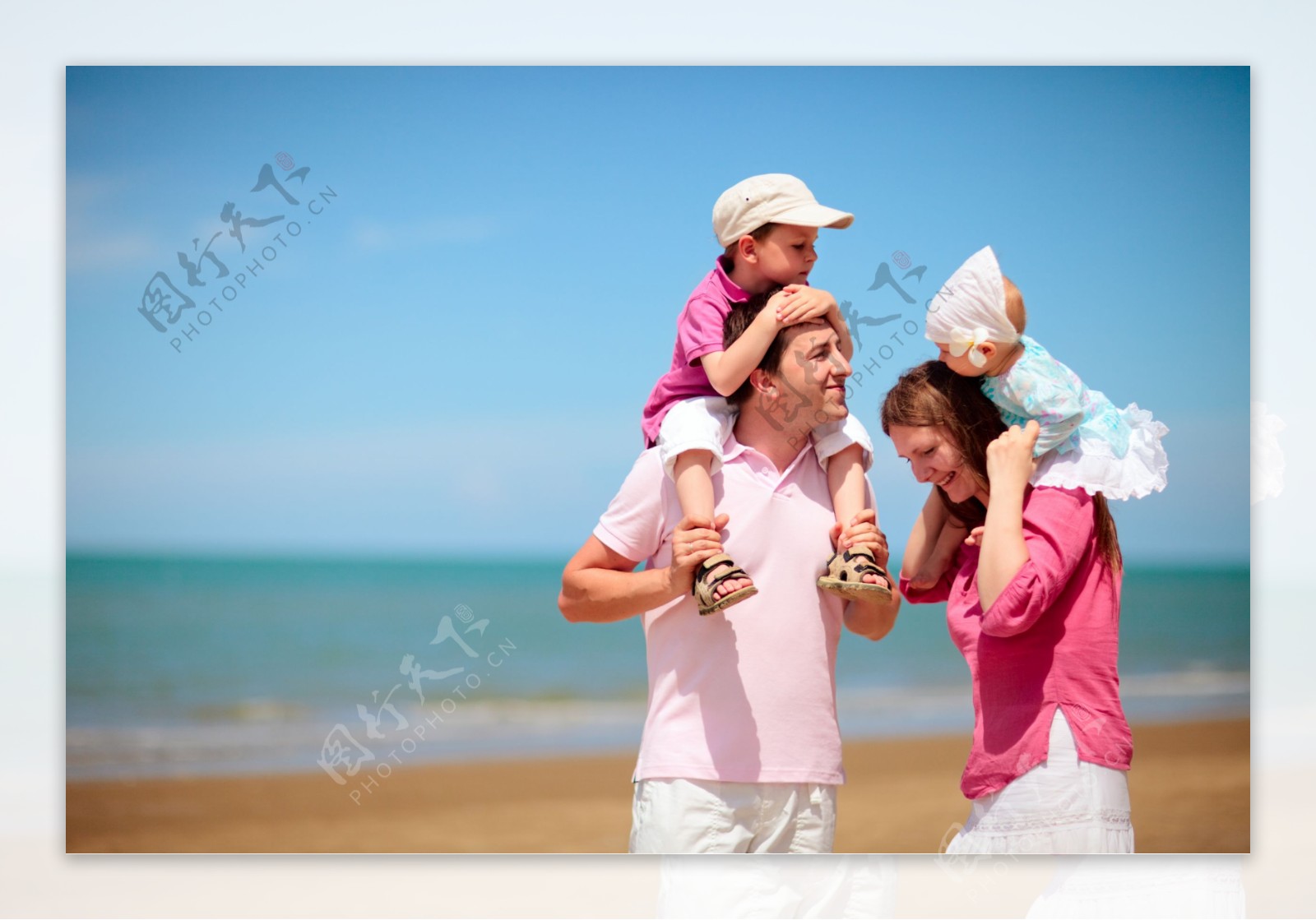 在海边度假的一家人图片