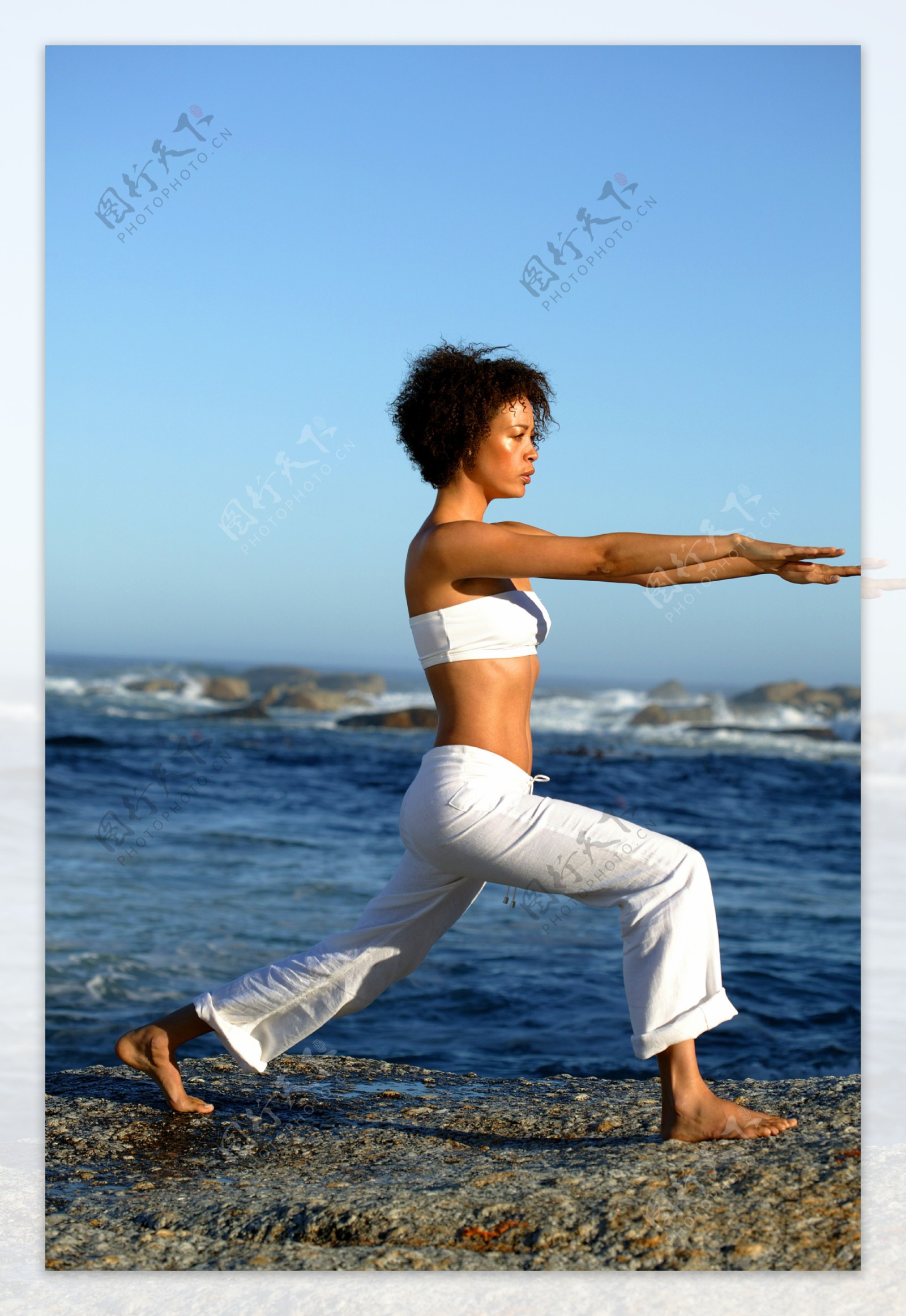 在海边锻炼的女人图片