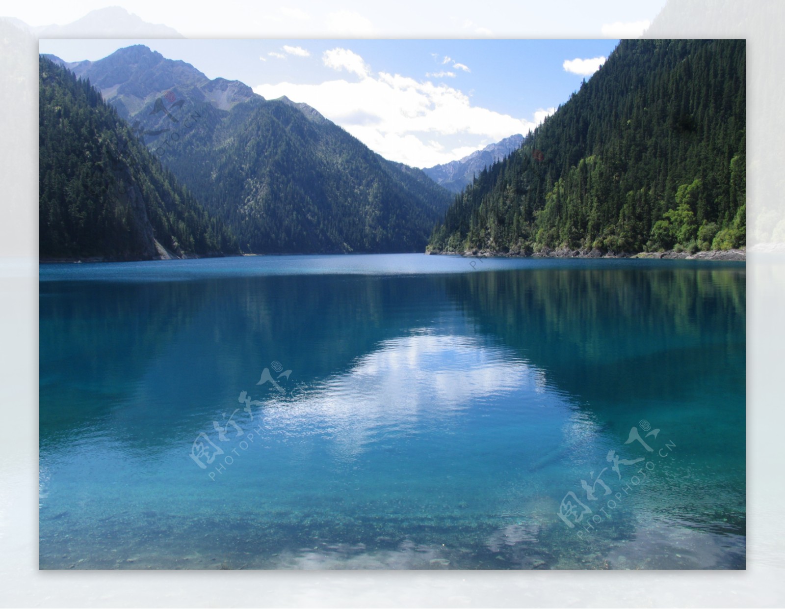 清澈的湖泊图片