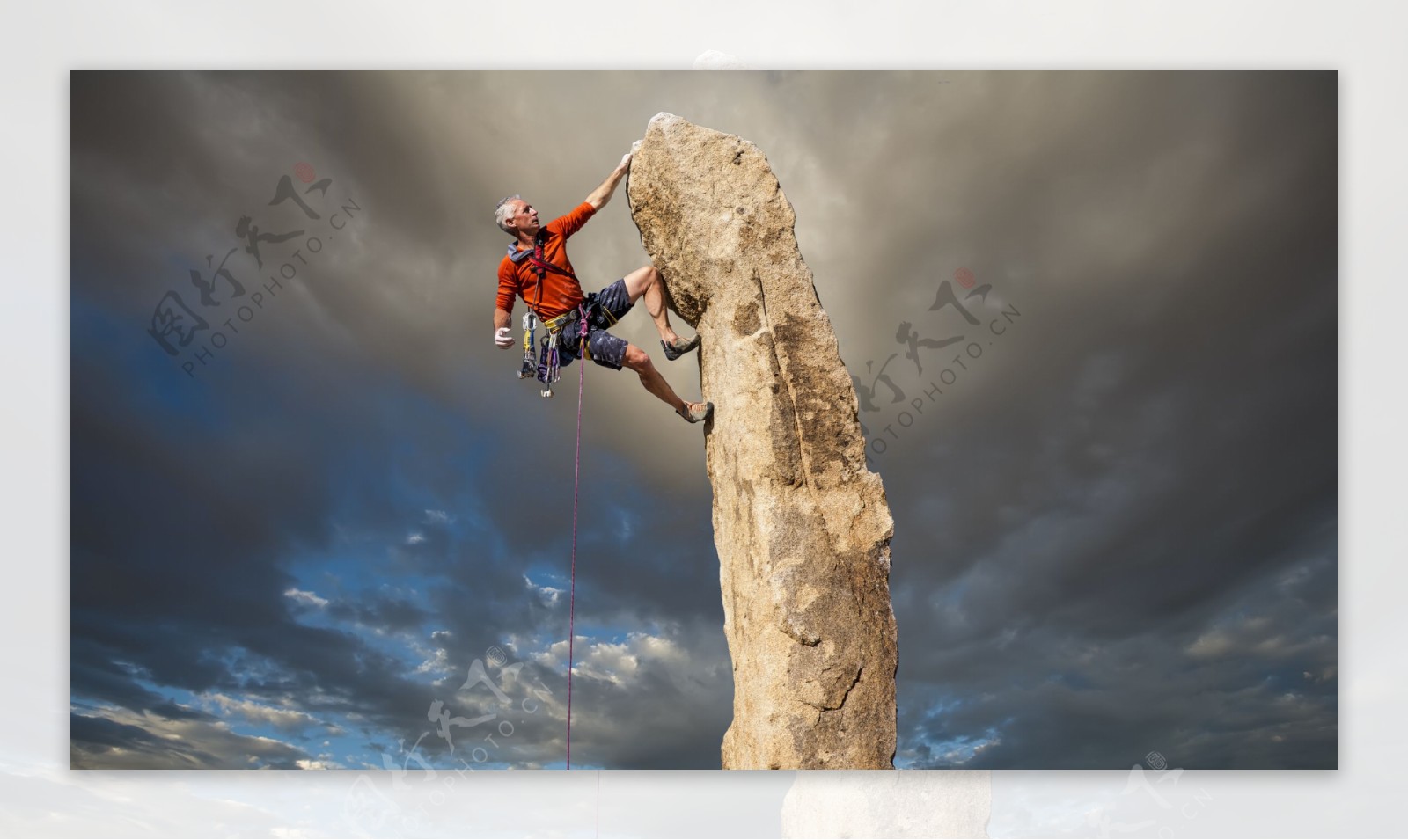攀登岩石的男人图片