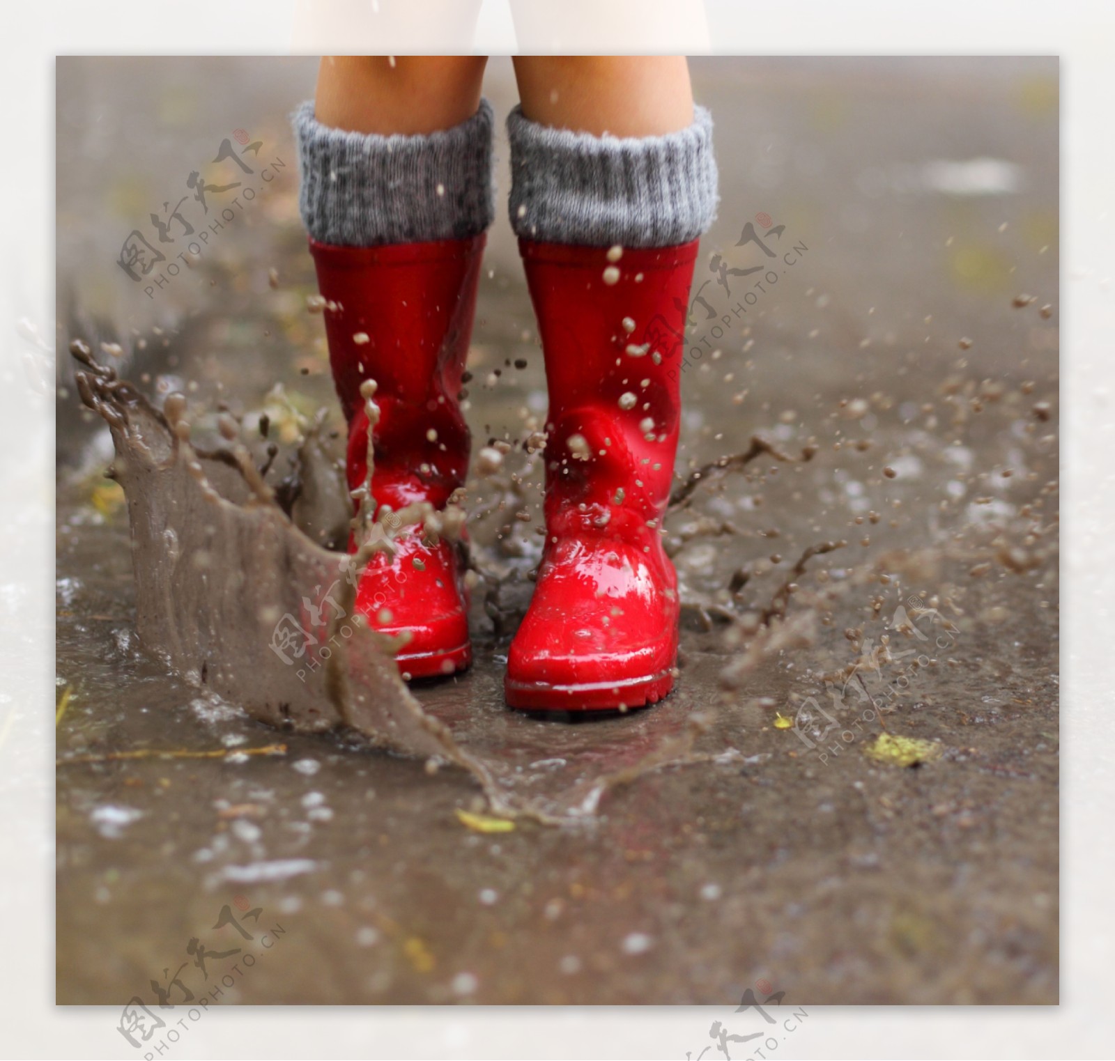 溅起的水花与红色雨鞋图片