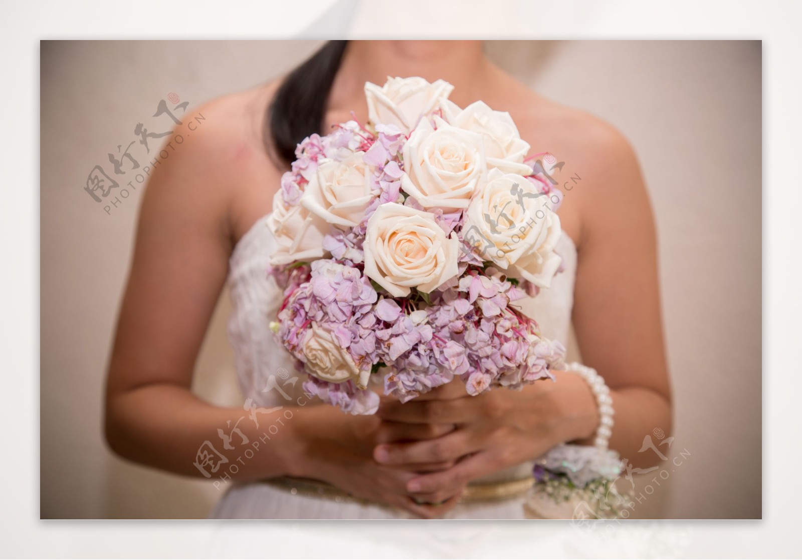 抱着鲜花的美丽新娘图片