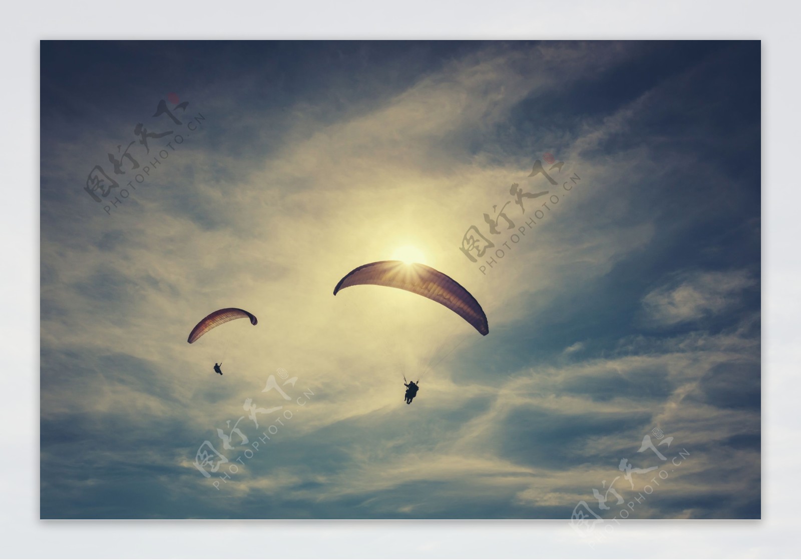 蓝天下的降落伞图片