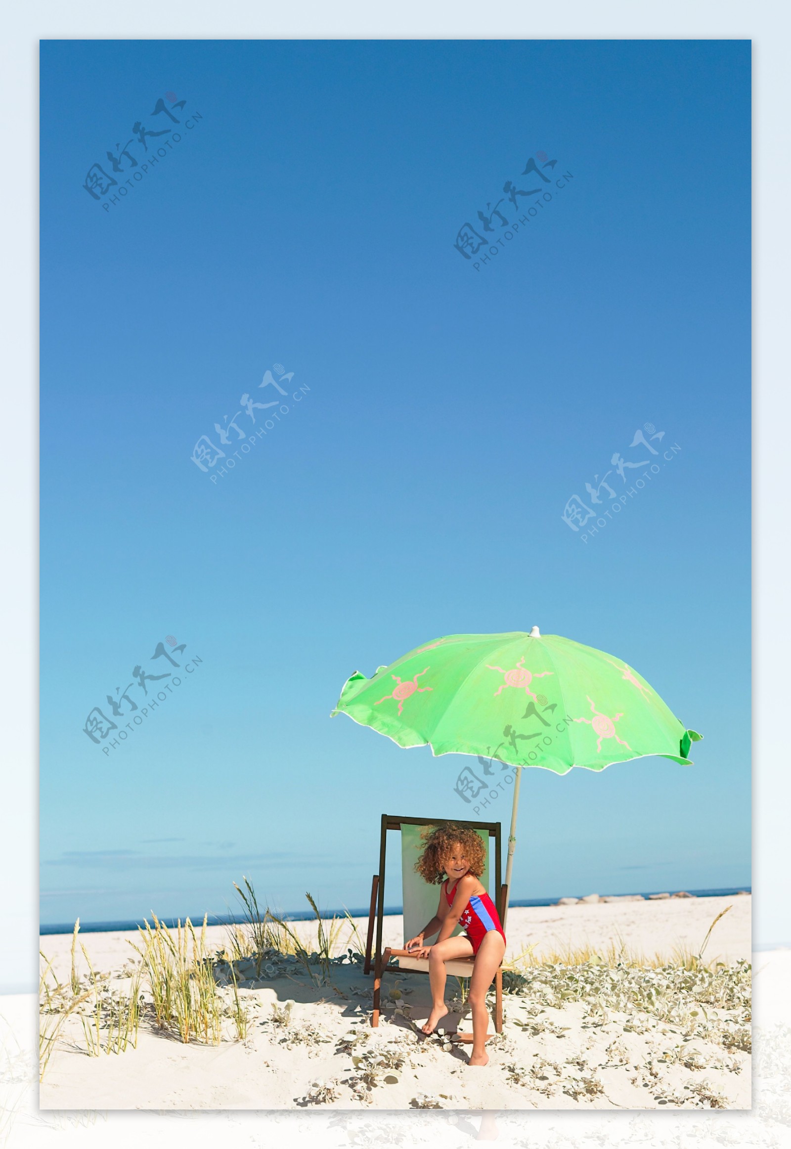在沙滩上晒太阳的小女孩图片