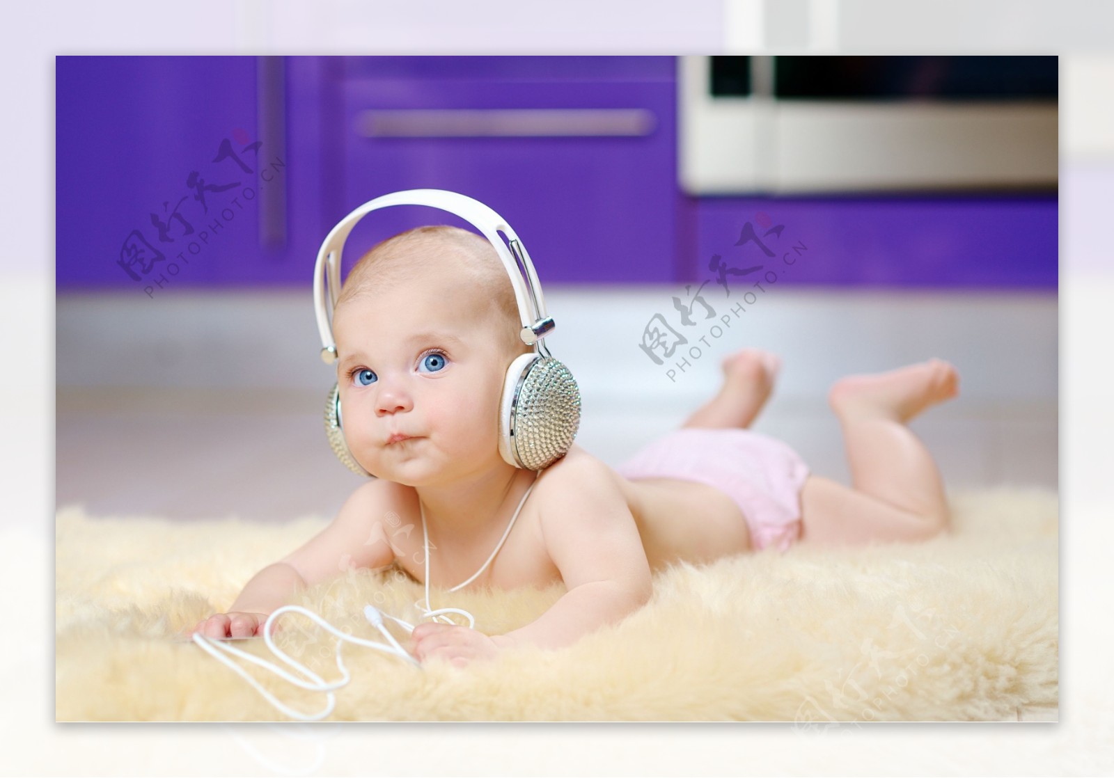 戴耳机的婴儿图片