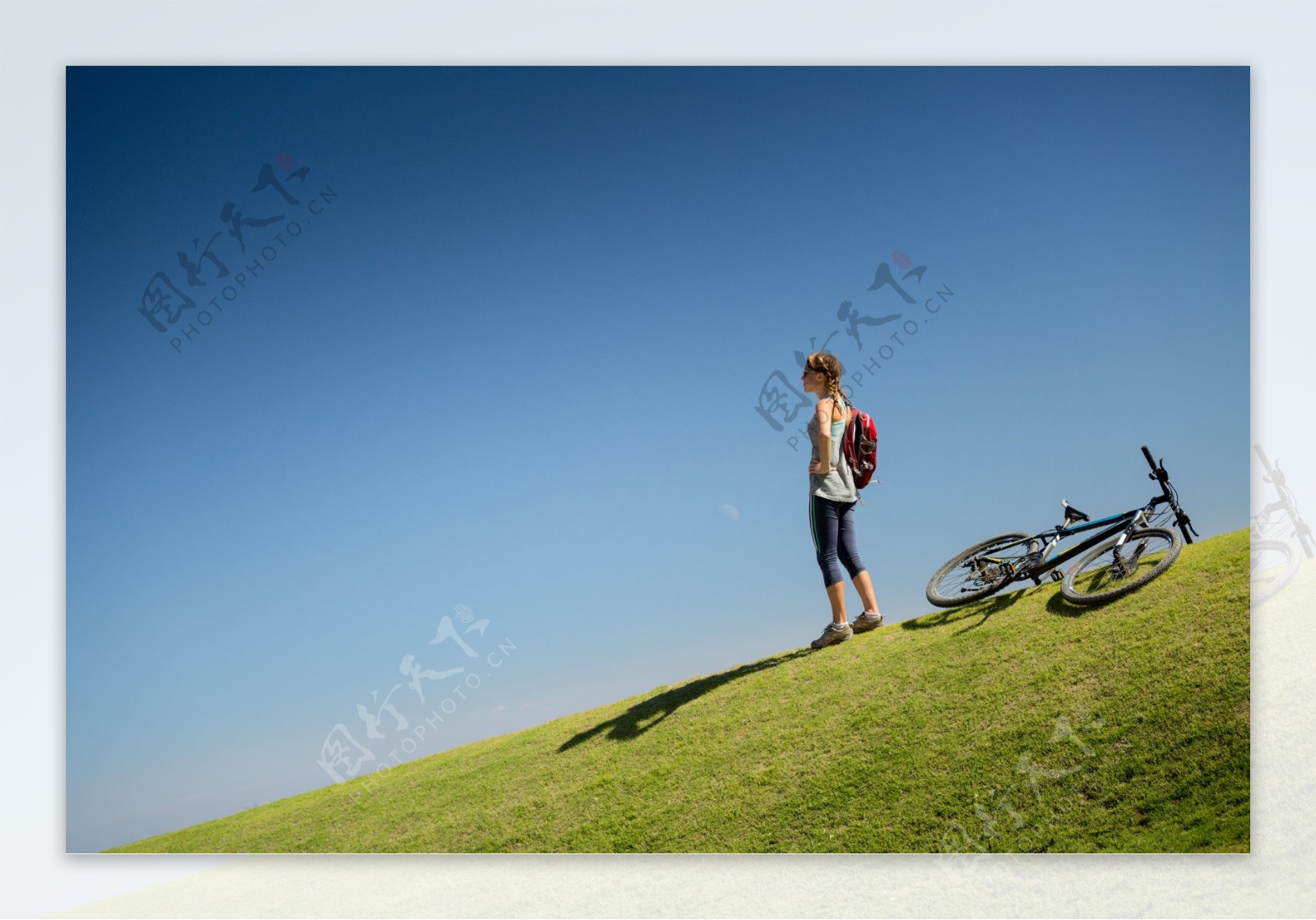 草地上的自行车旅行车图片