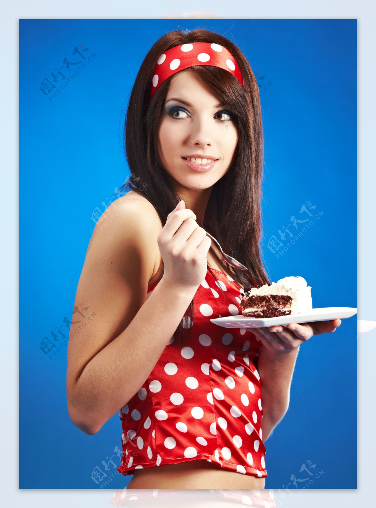 正在吃蛋糕的性感美女图片