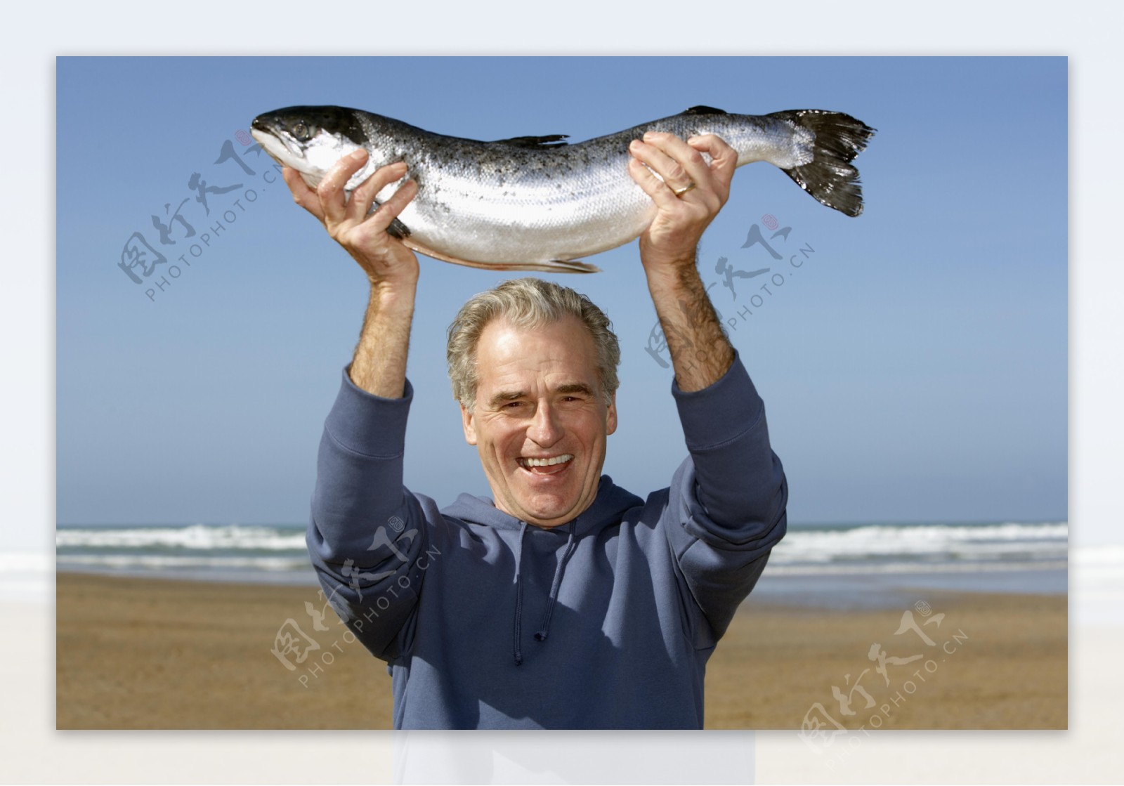 沙滩抓鱼的老人图片