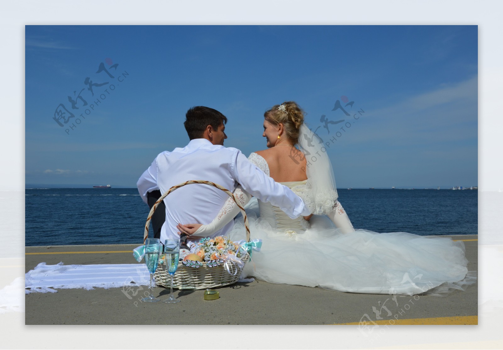 海边婚纱情侣背影图片