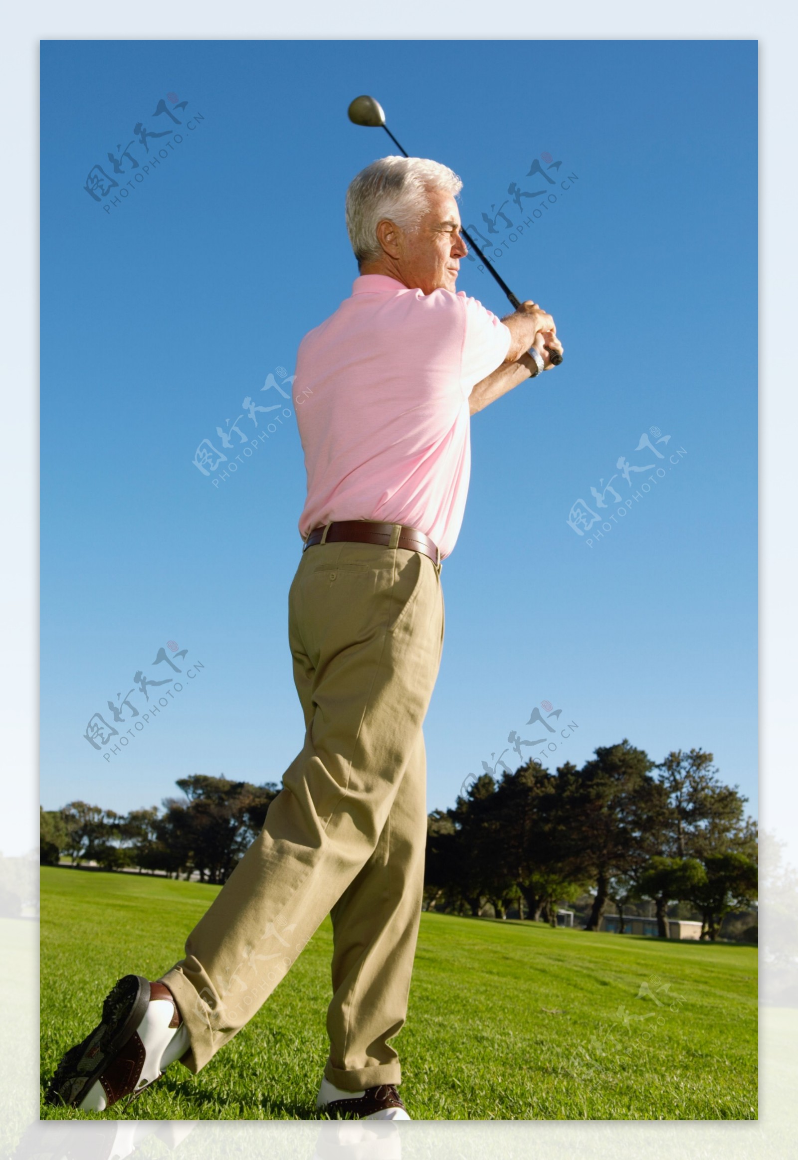 打高尔夫球的老人高清图片