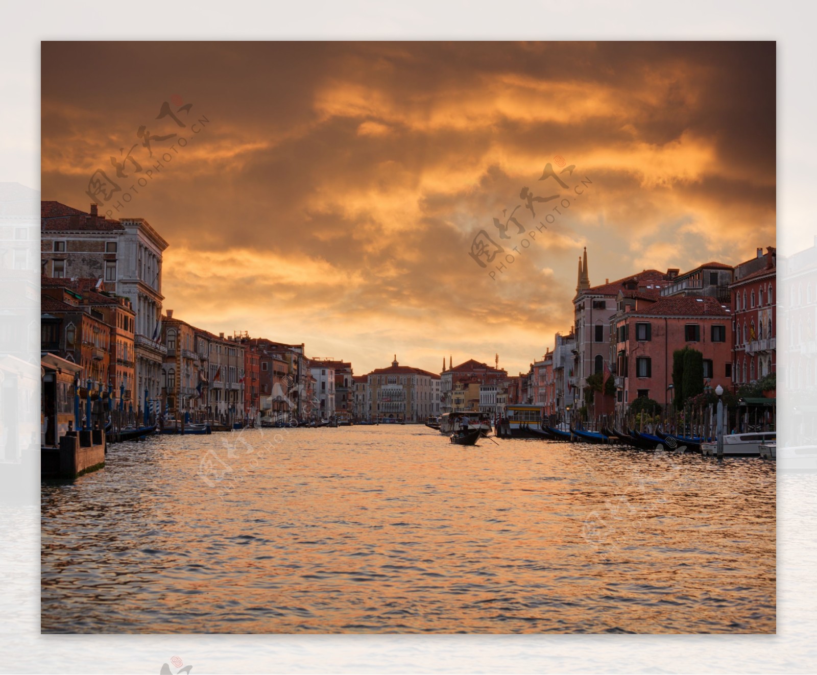 平静美丽的威尼斯夜景图片