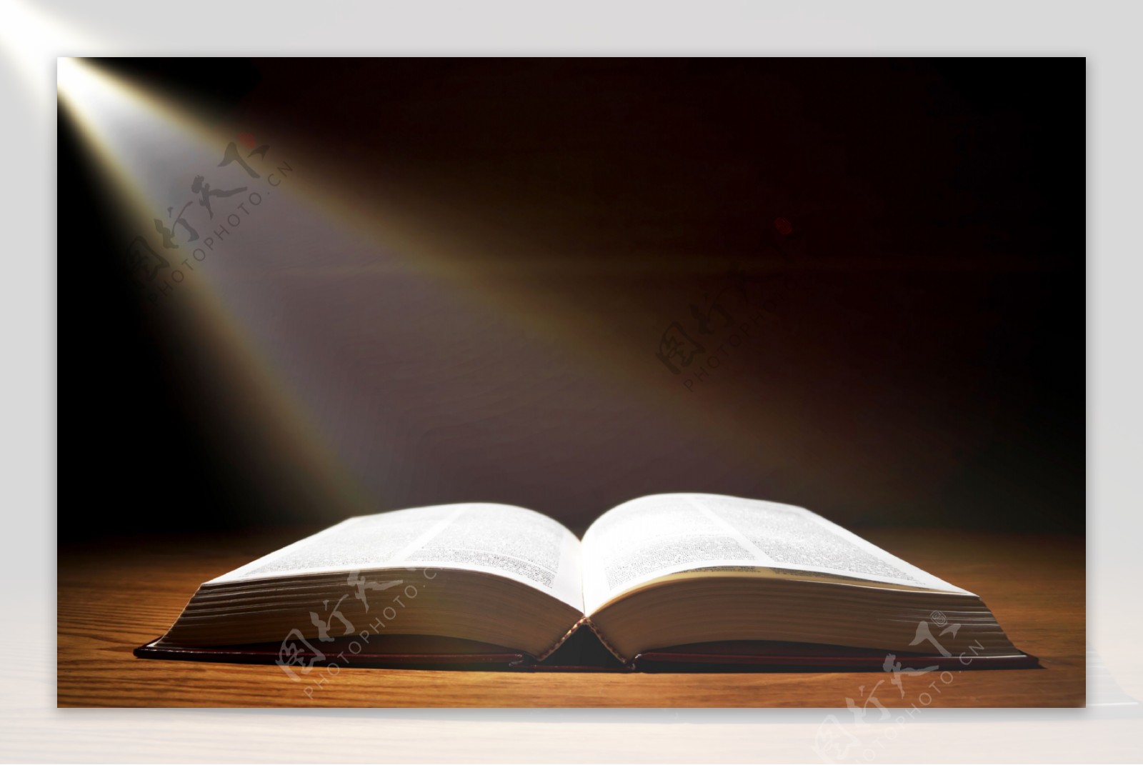 一丝阳光照在书本上图片