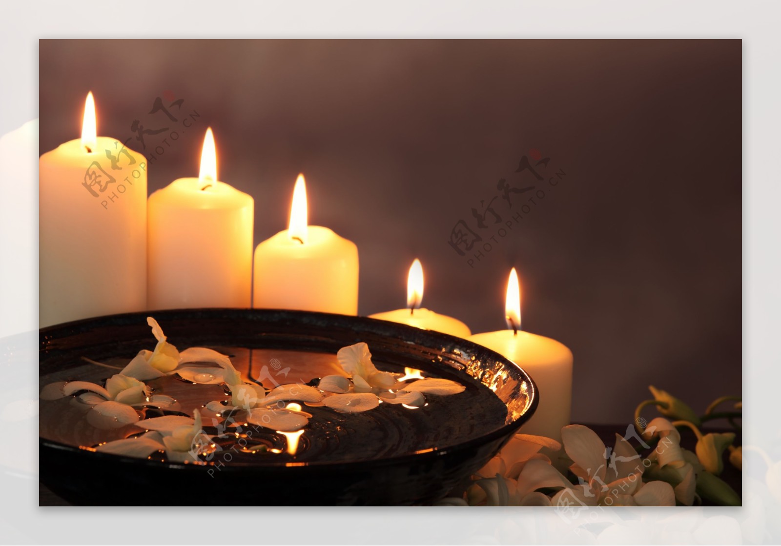 点燃的蜡烛和盘子图片