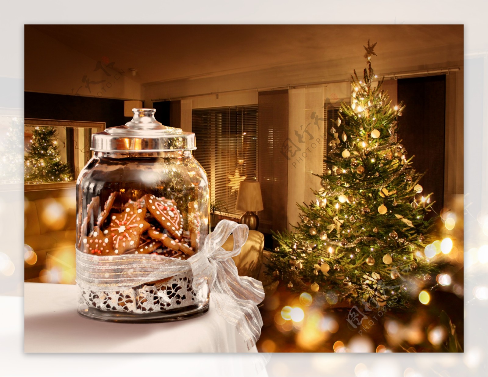 圣诞树和桌子上的瓶装饼干图片