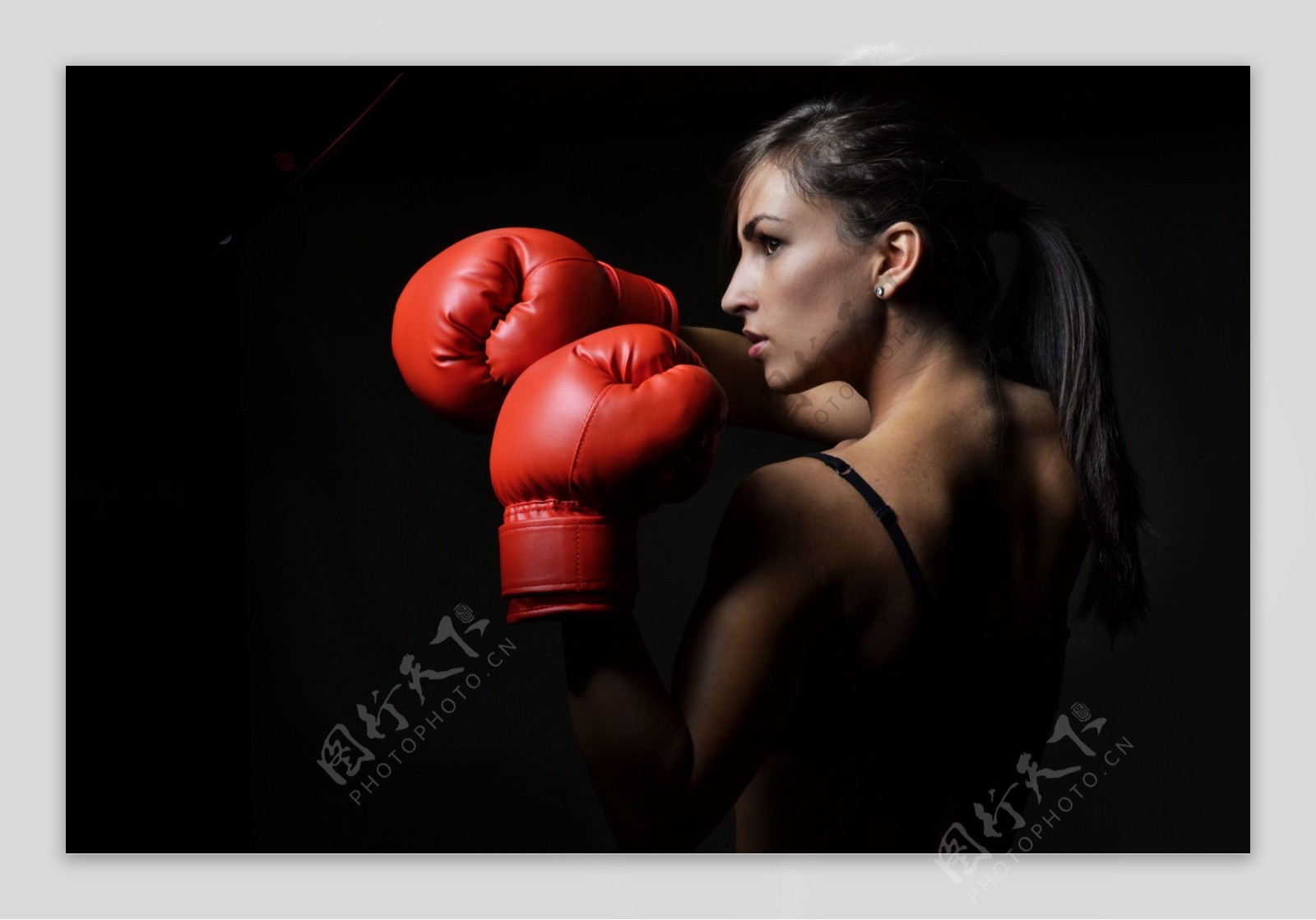 打拳击的女人图片