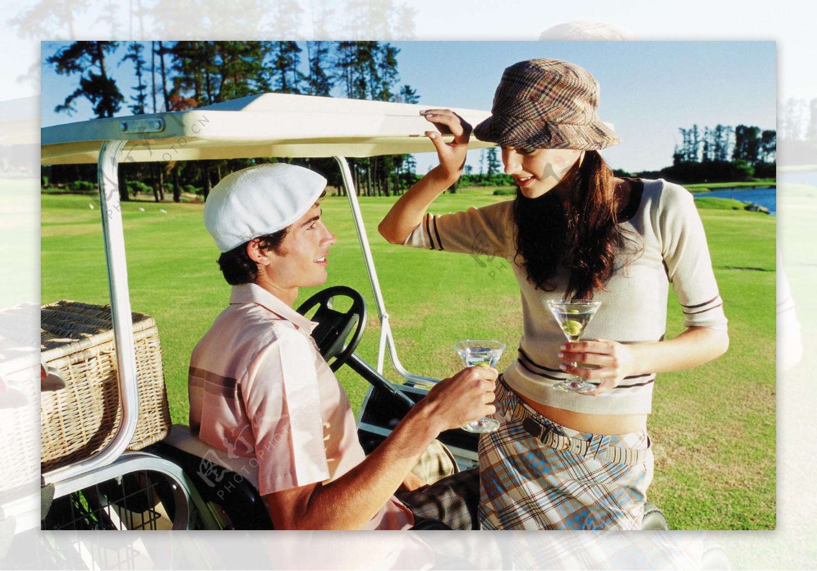 高尔夫车上喝酒的男女图片