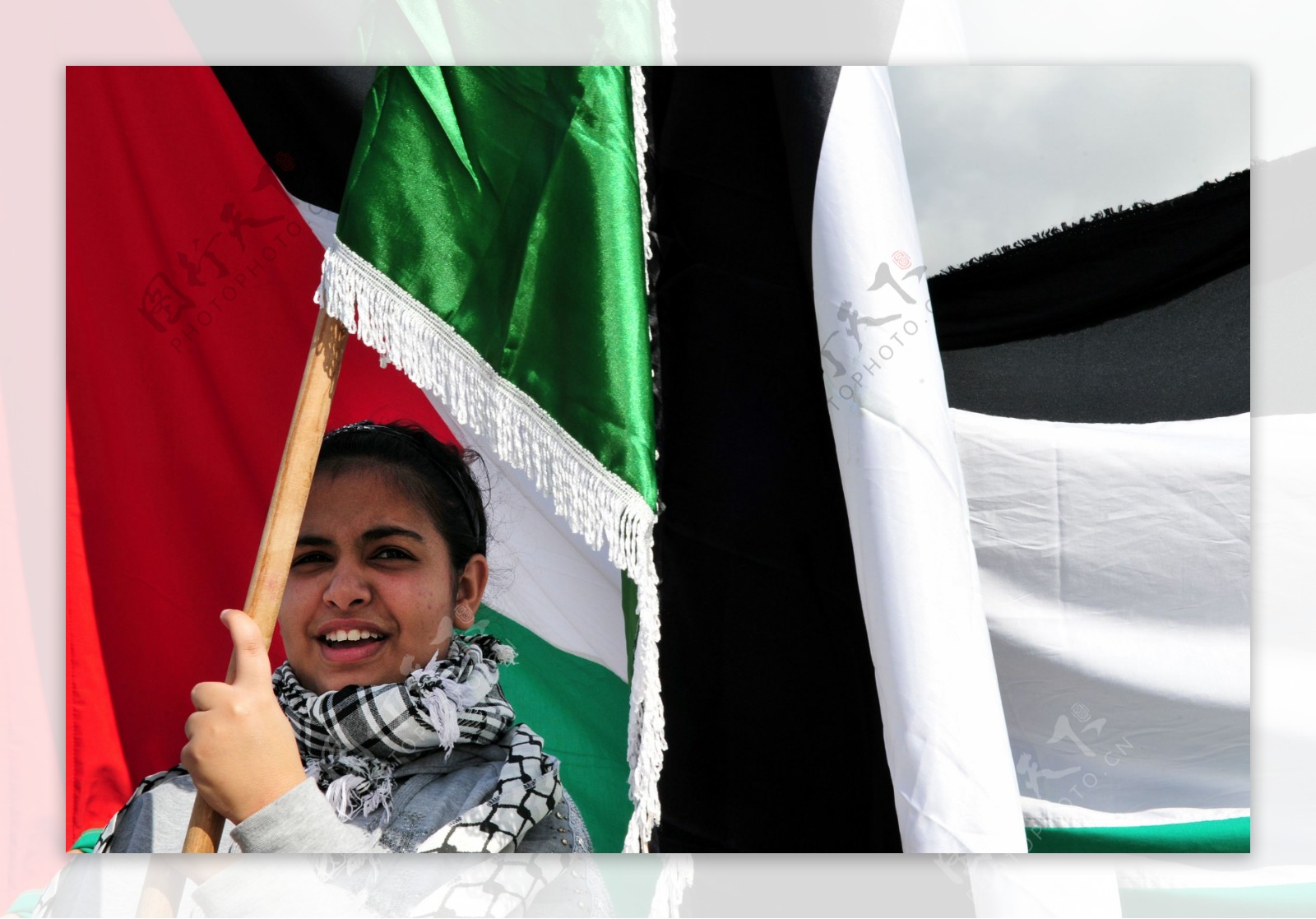 举着阿拉伯国旗的女人图片