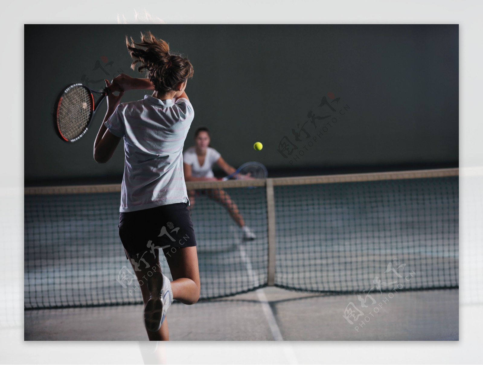 打网球的女运动员背影图片