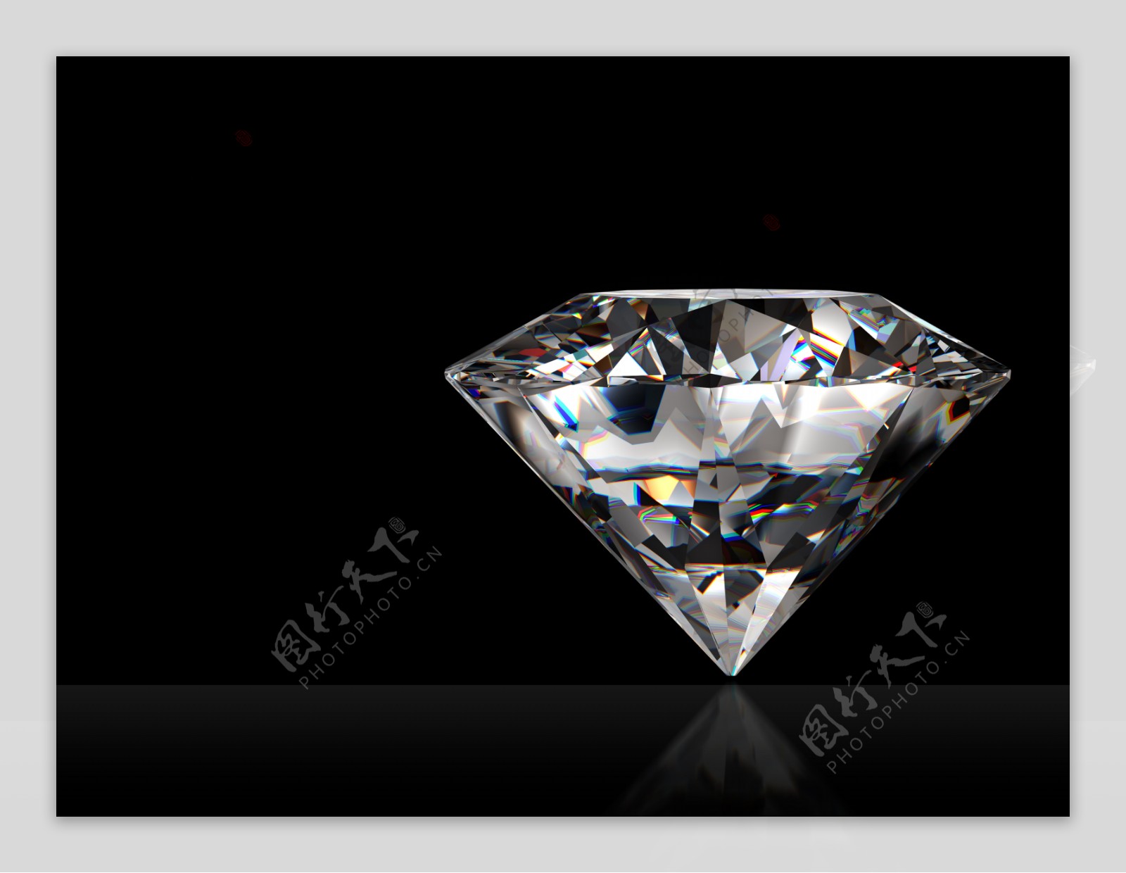 黑色背景上的钻石图片