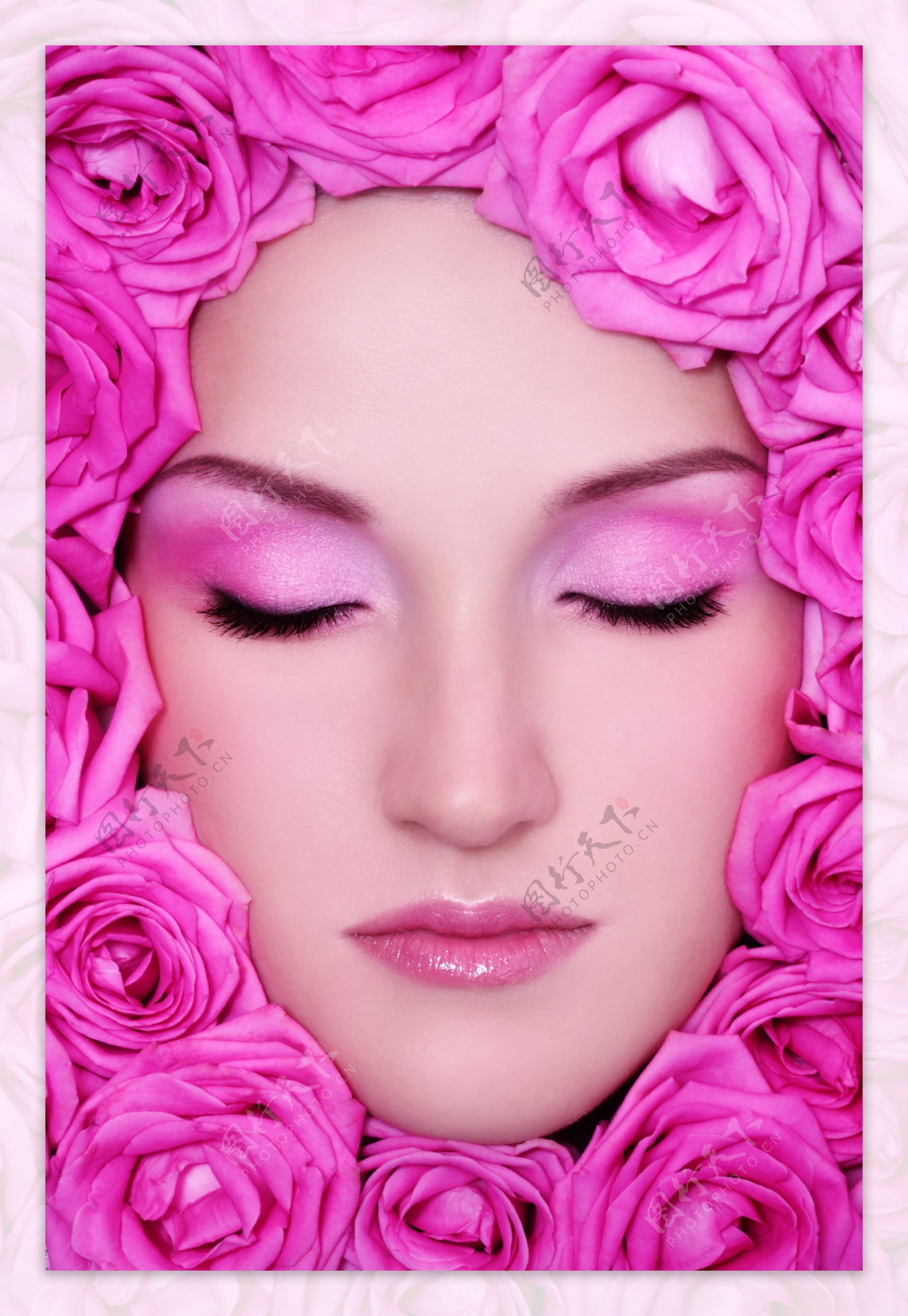闭目女性面孔和紫色玫瑰图片