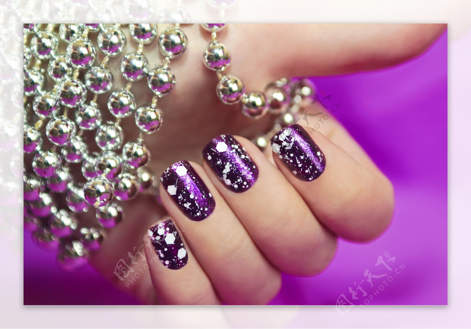 紫色短指甲美甲图片