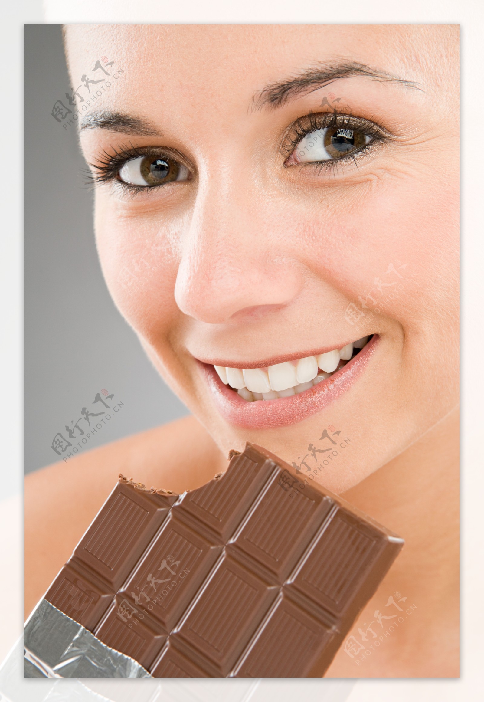 吃巧克力的女人图片