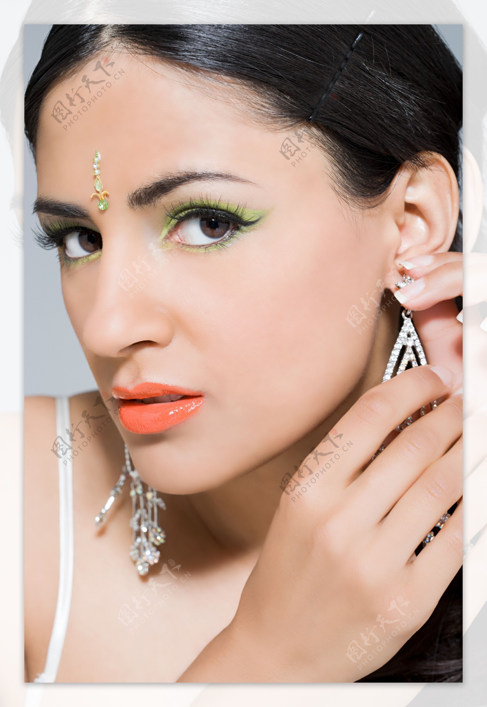 在戴耳环的印度美女图片