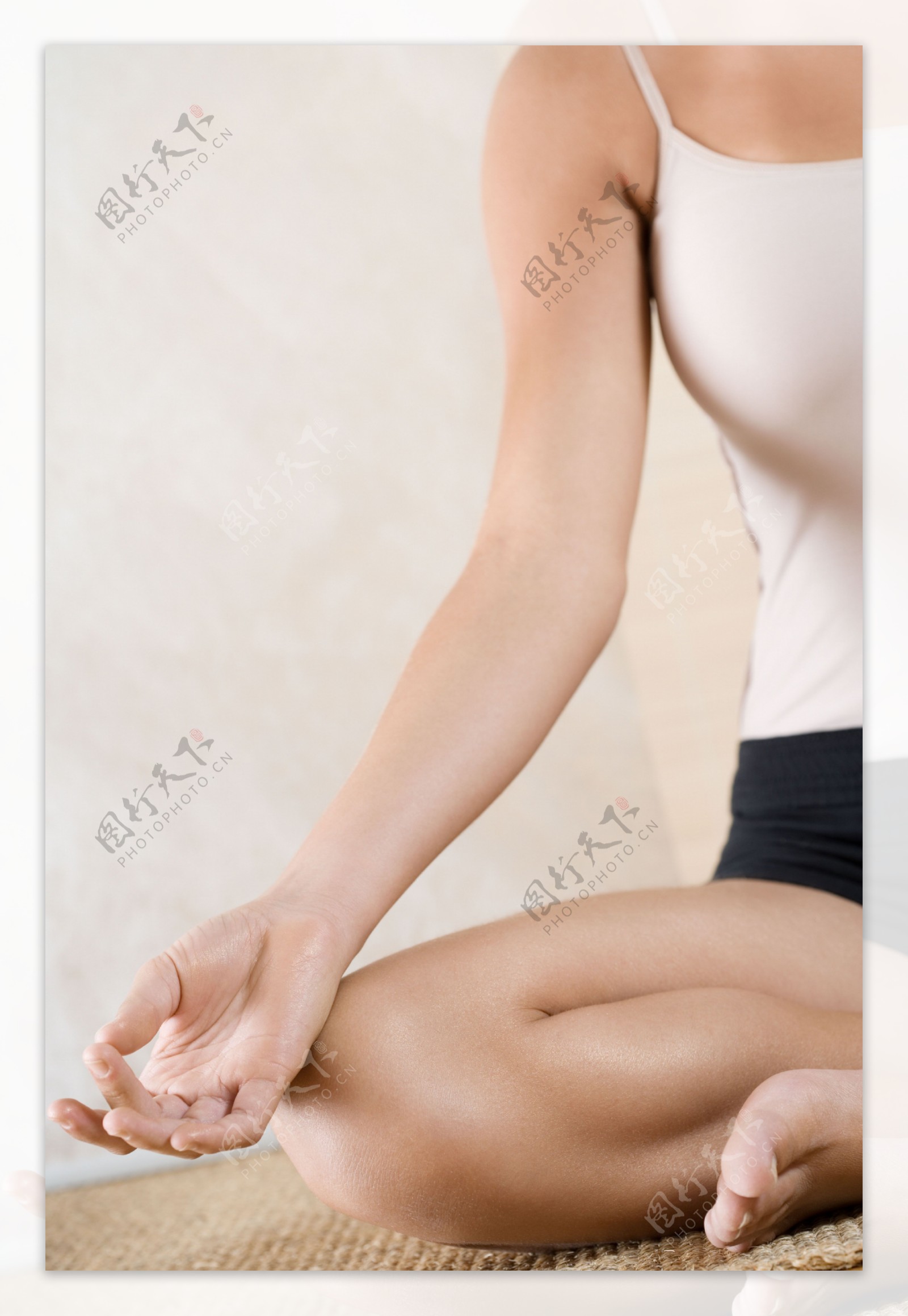 打坐瑜伽的SPA美女高清大图图片