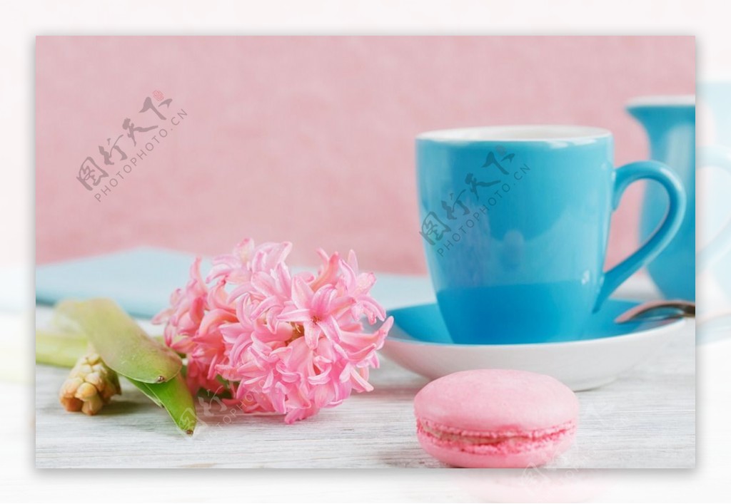 蓝色咖啡杯粉色花朵图片