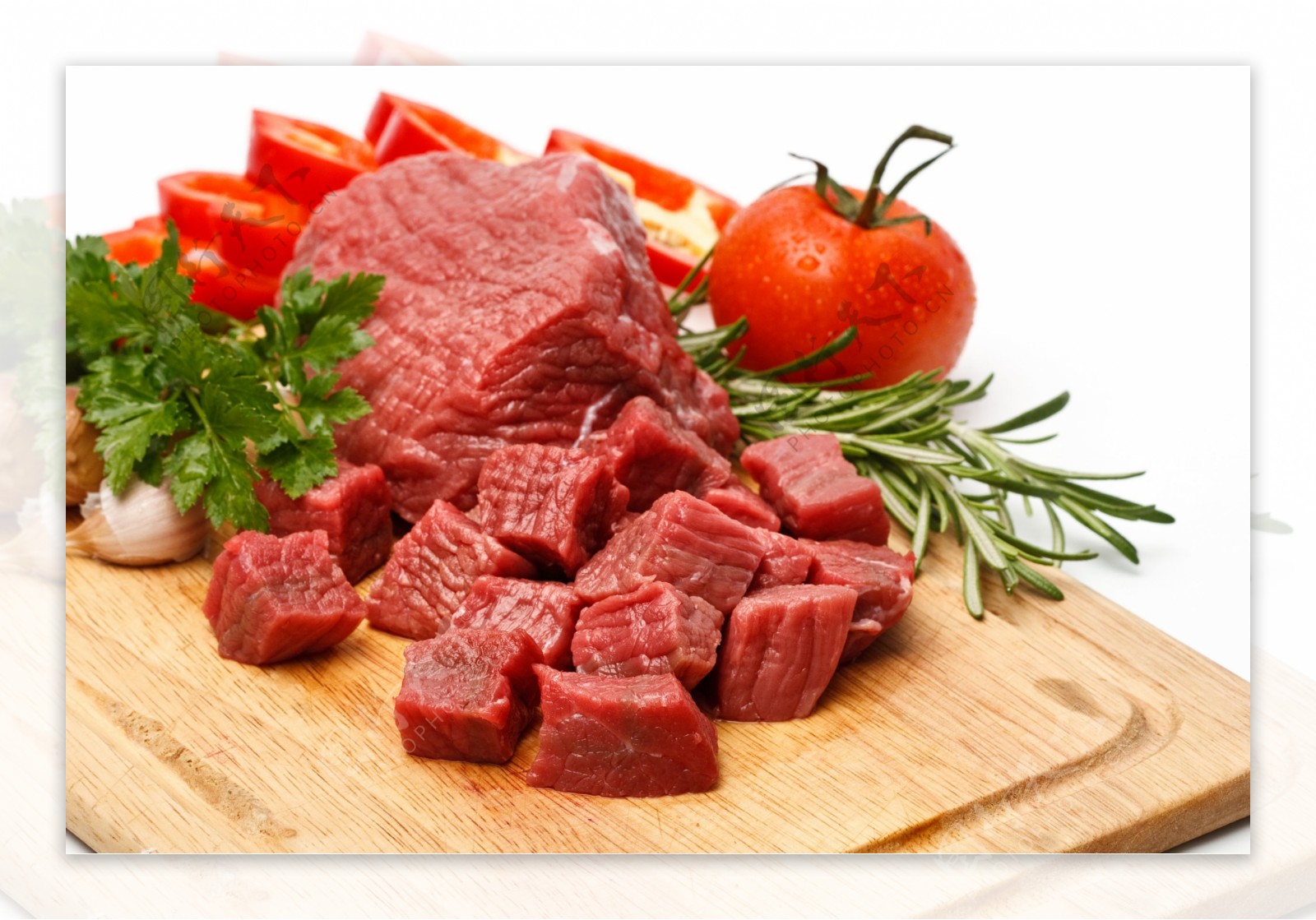 砧板上的瘦牛肉与西红柿图片