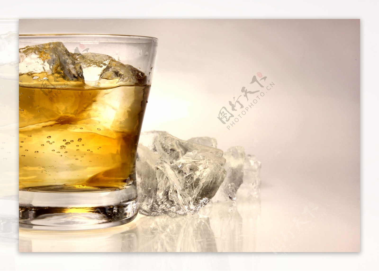 冰块与加冰的威士忌图片
