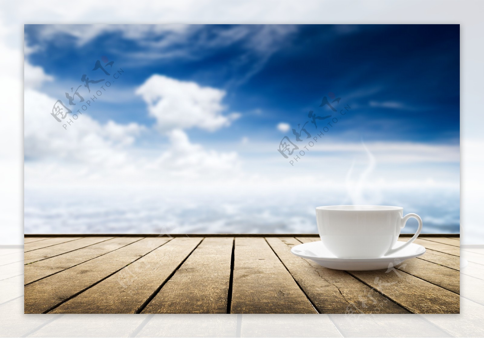 蓝天白云与咖啡杯子图片