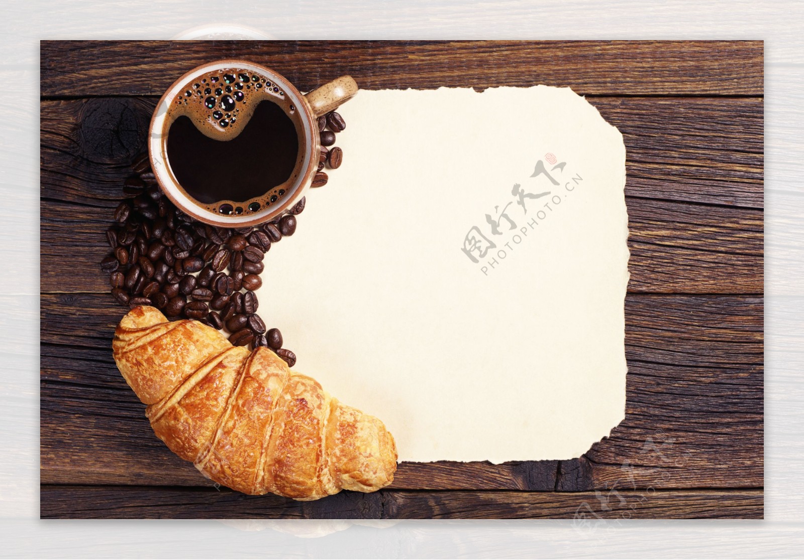木板上的面包与咖啡图片