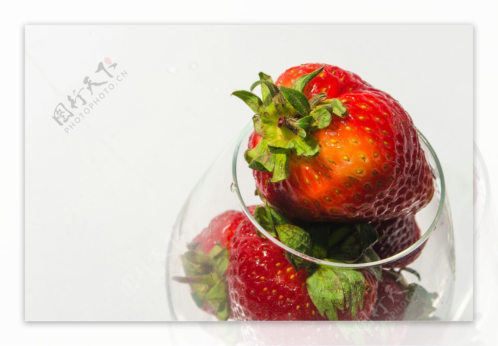 透明盆里的草莓图片