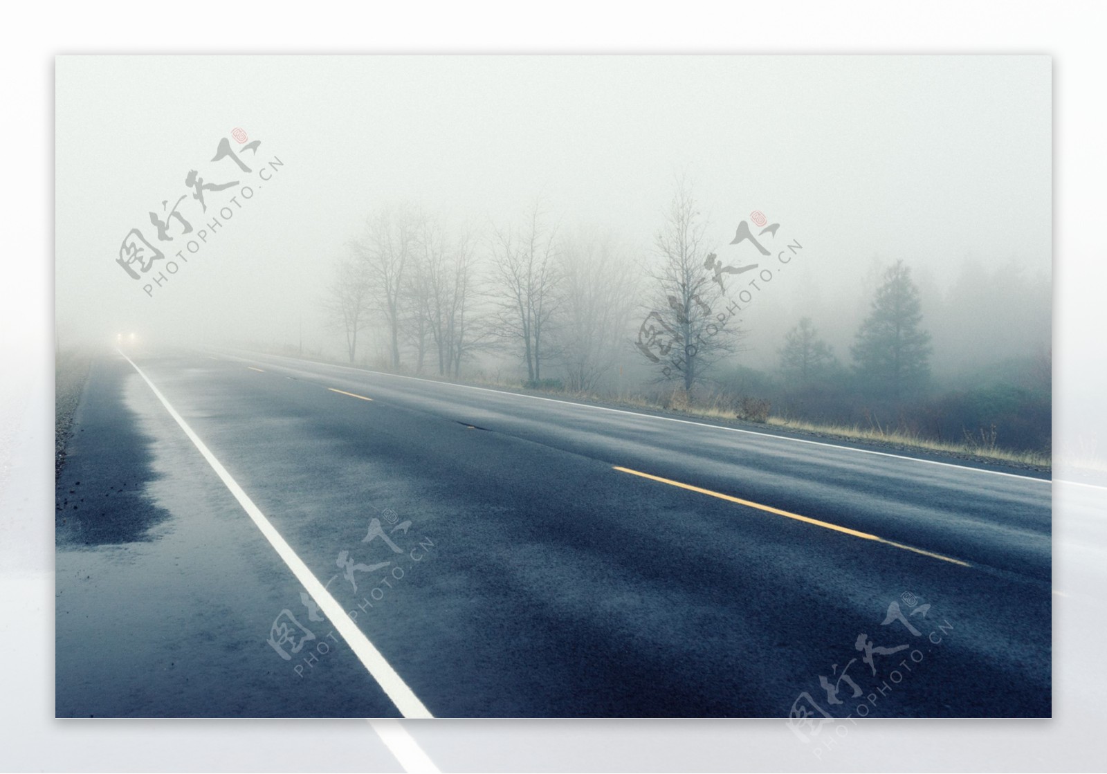 雾霾的高速公路