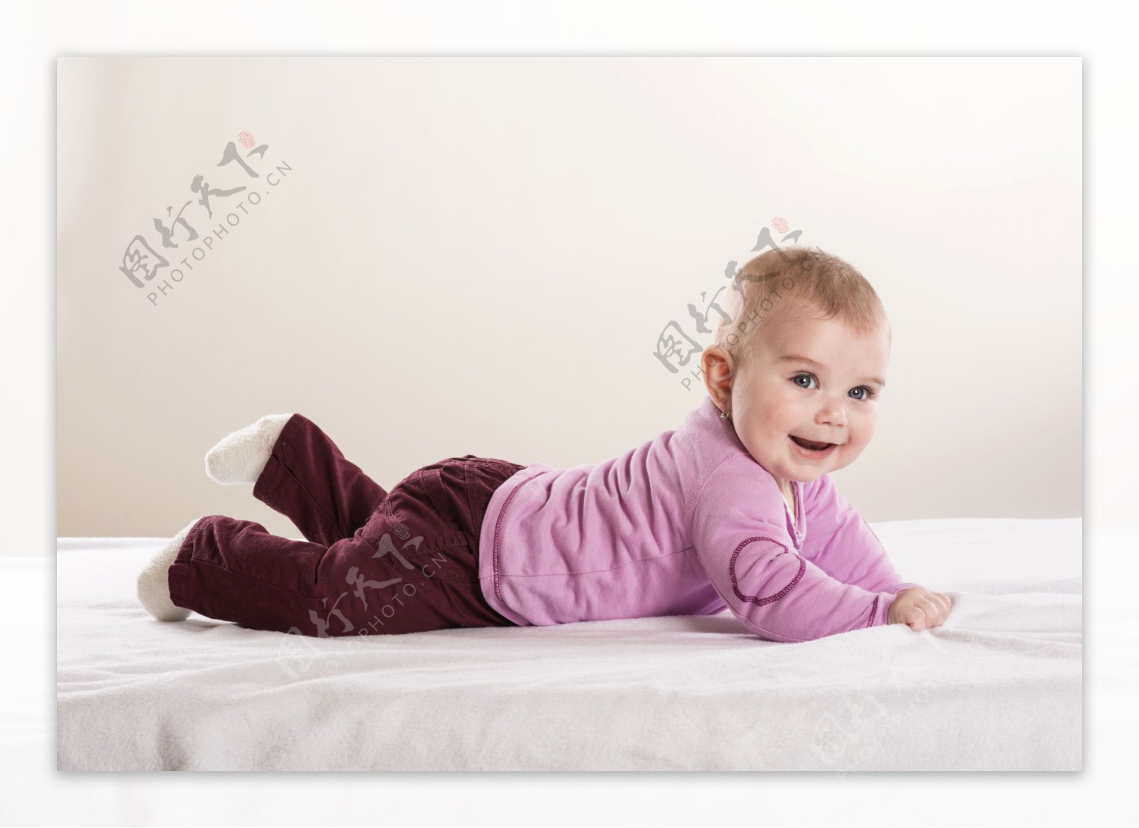 女婴趴着照片摄影图片_ID:104753164-Veer图库
