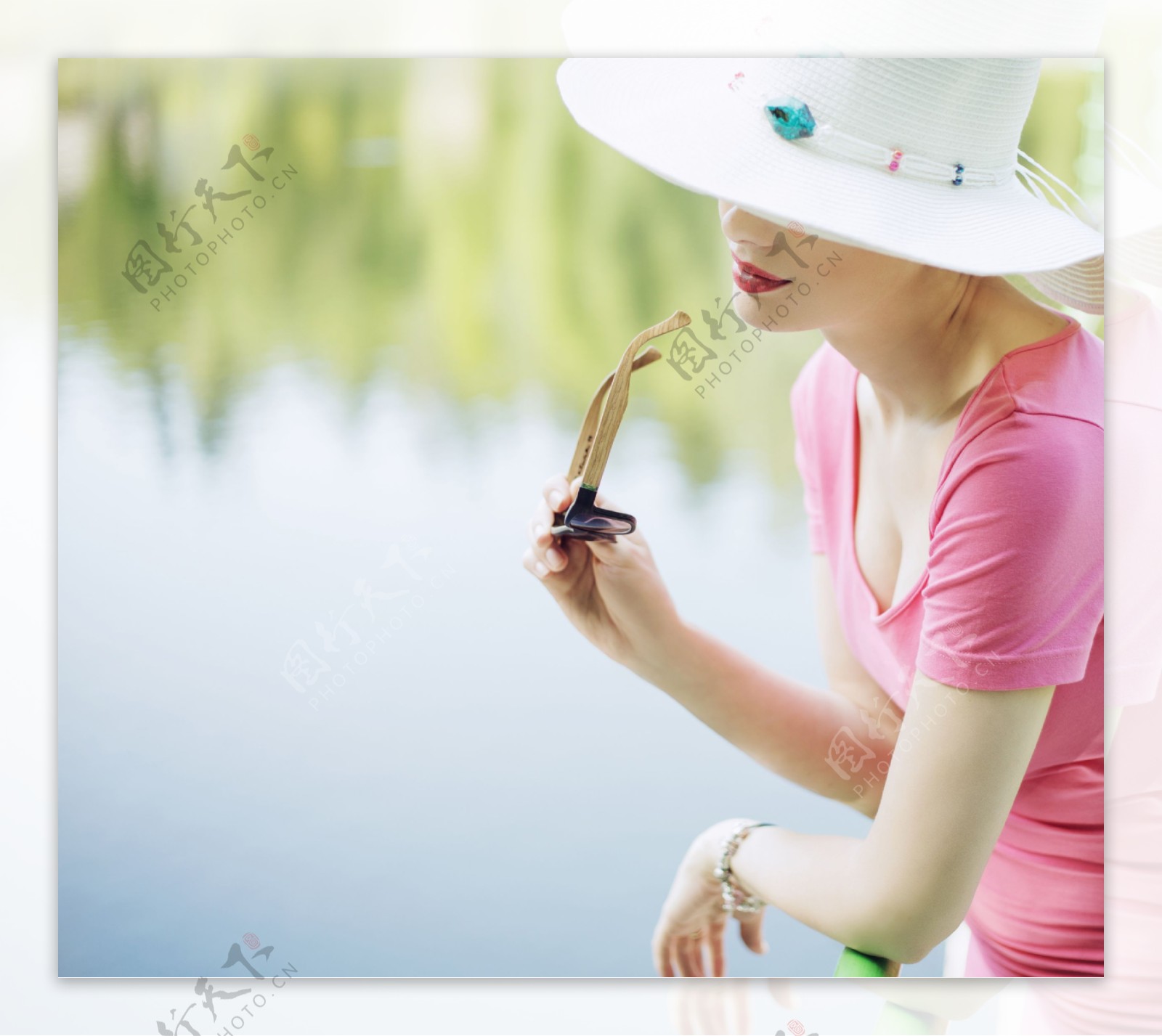 湖泊边戴帽子的美女图片