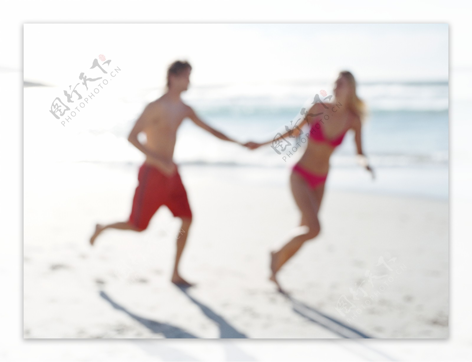 手牵手走在沙滩上的情侣图片