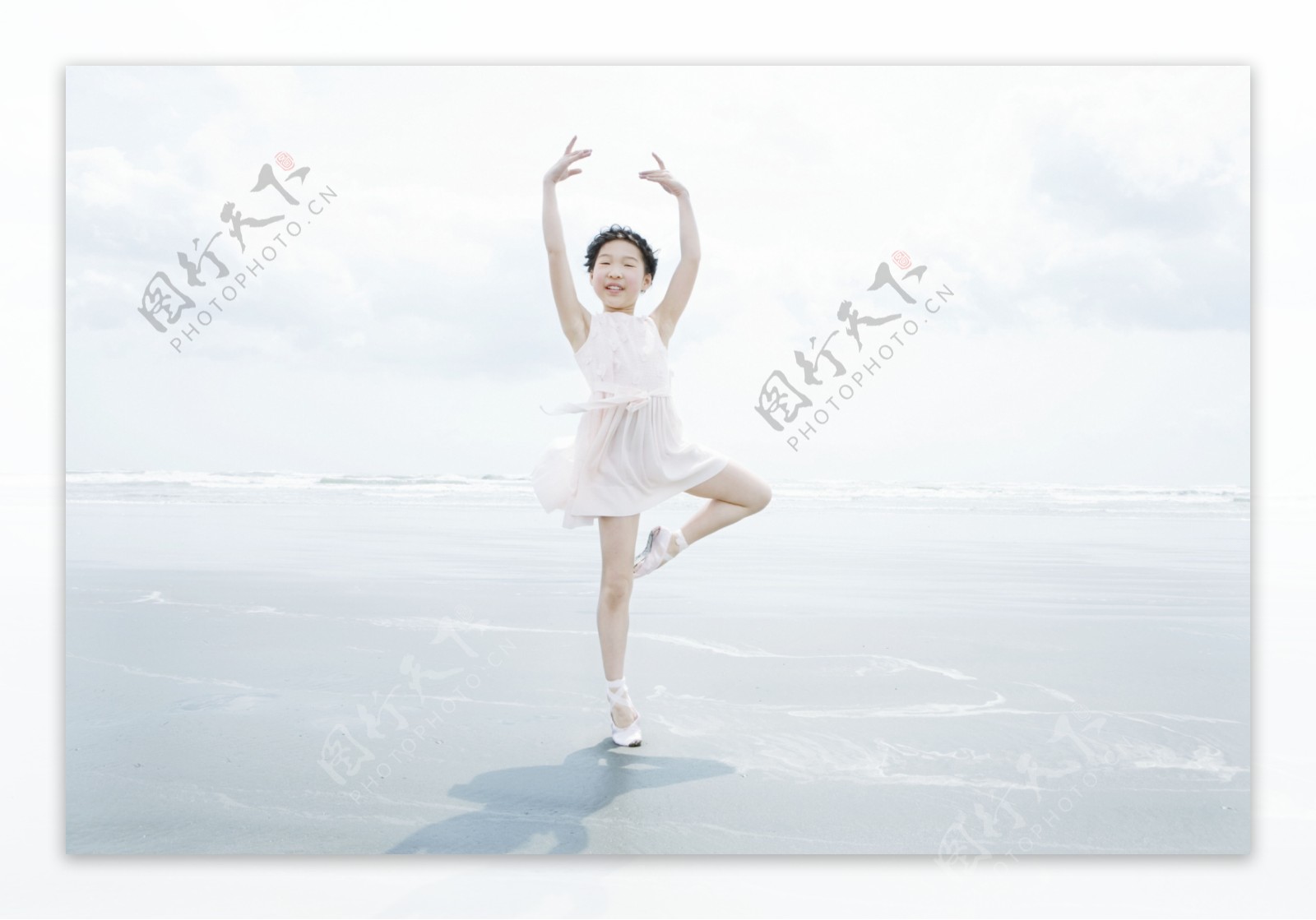在沙滩上跳芭蕾的女孩图片