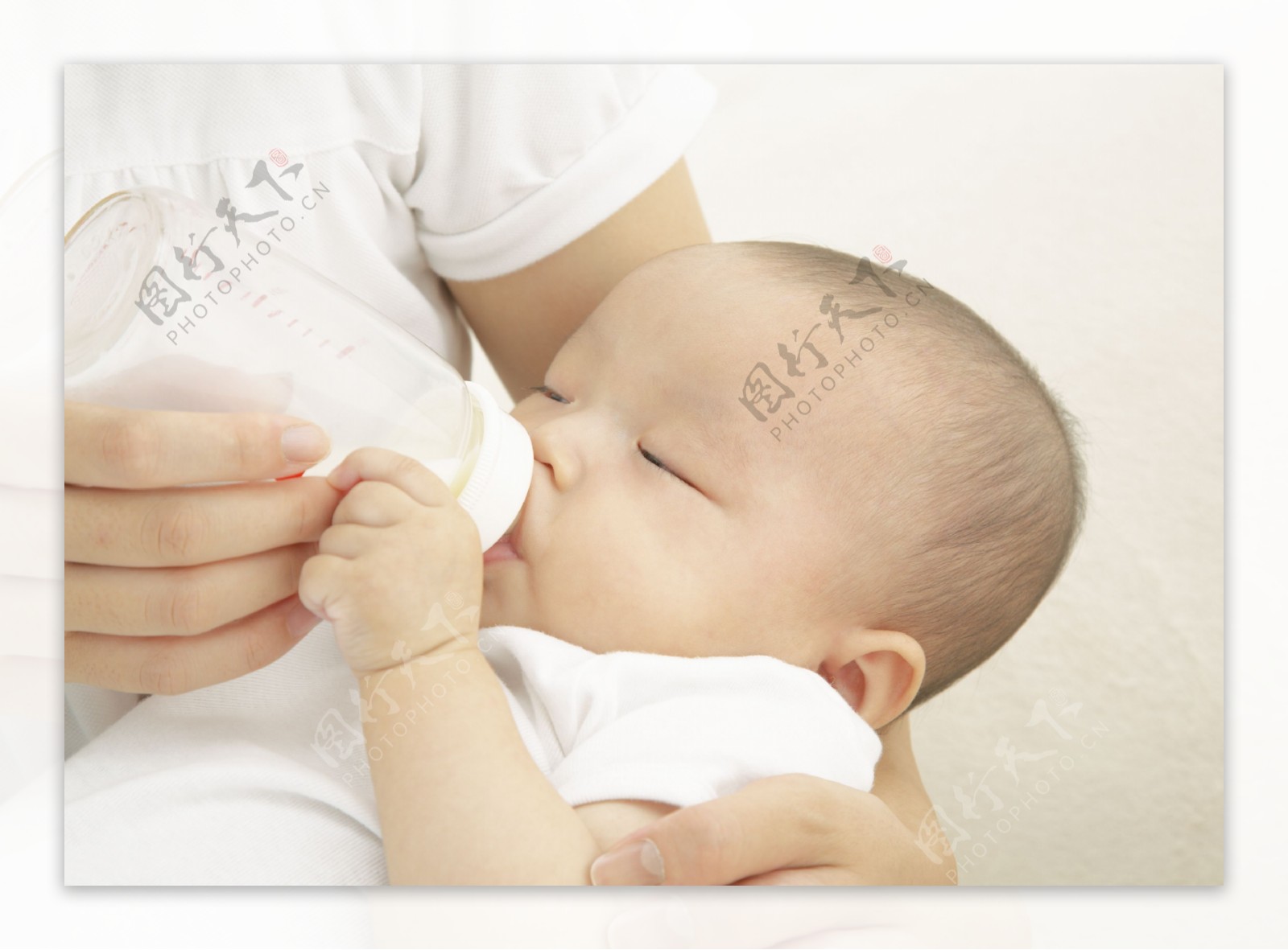 喝奶粉的可爱小宝宝图片