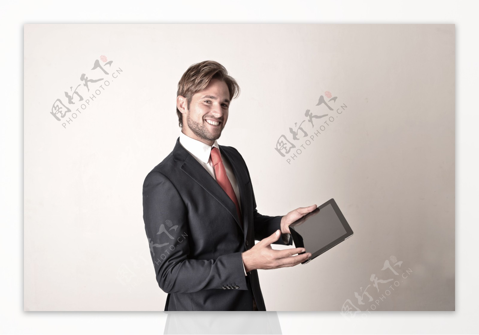 展示平板电脑的商务男人图片