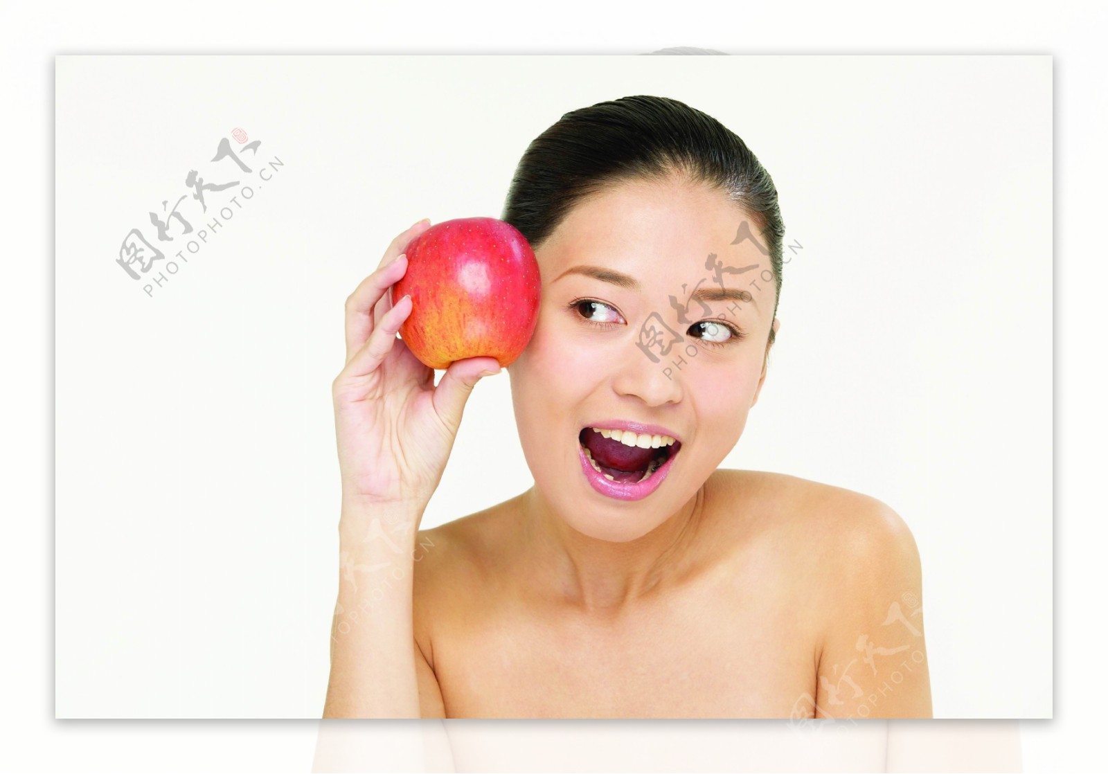 手拿苹果的美白女性图片