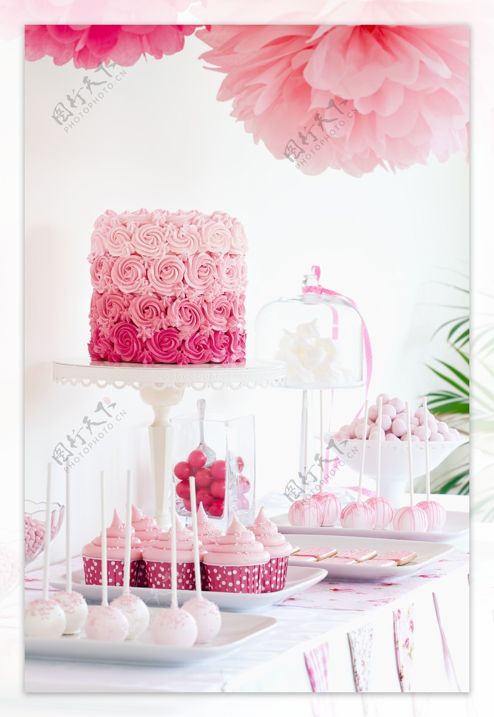 粉红蛋糕与玫瑰蛋糕