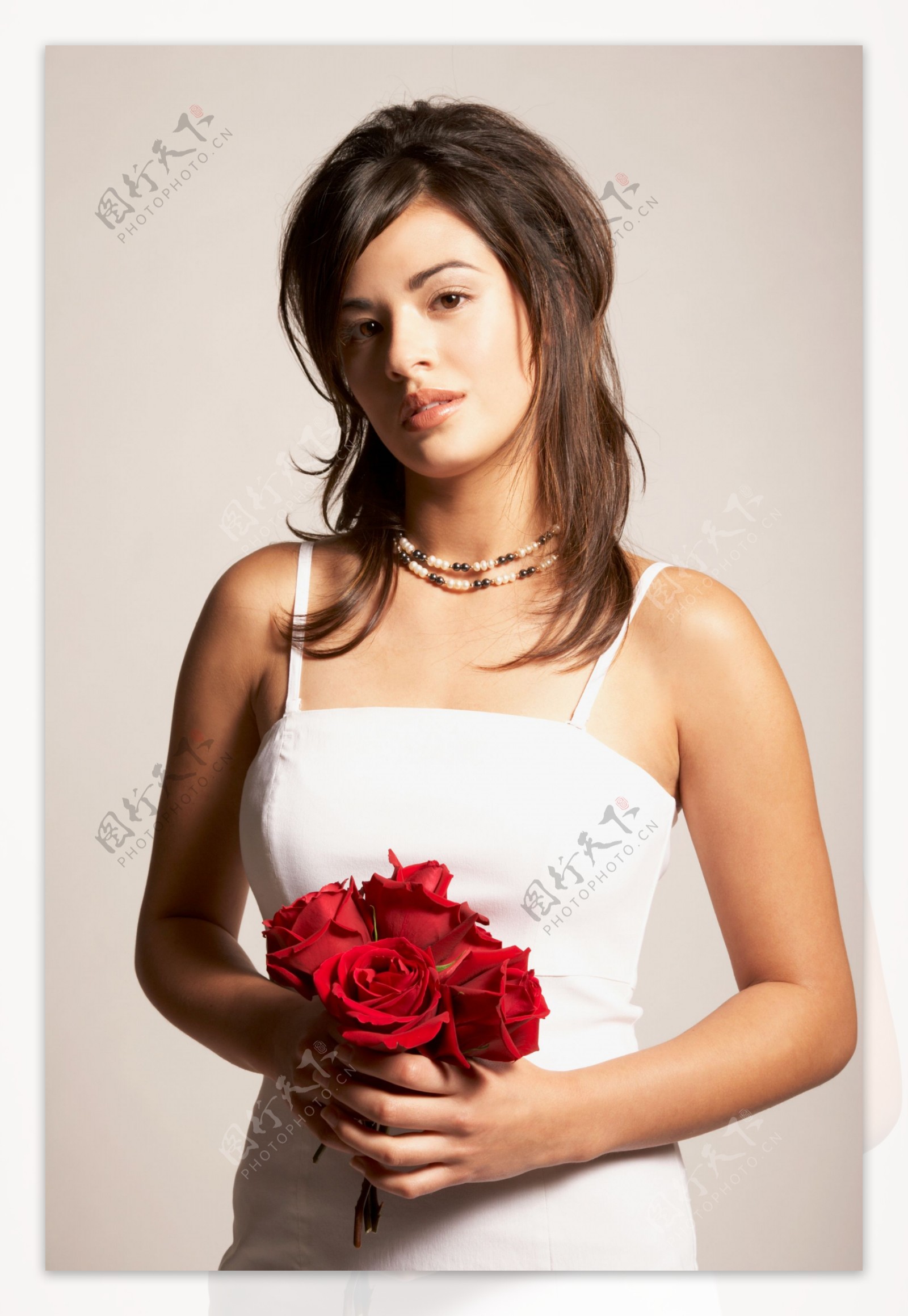 手拿红色玫瑰的女人图片