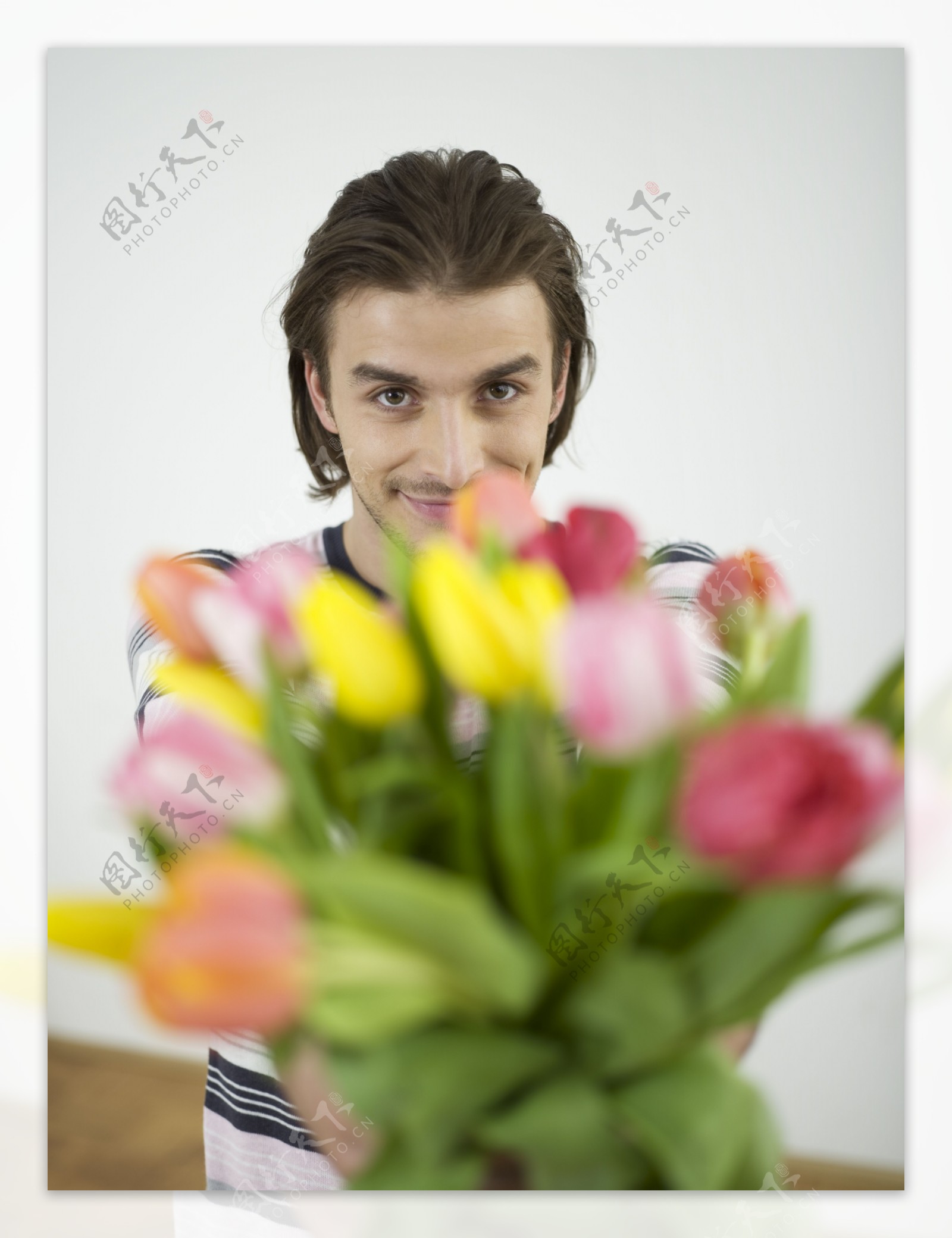 手拿鲜花的男人图片