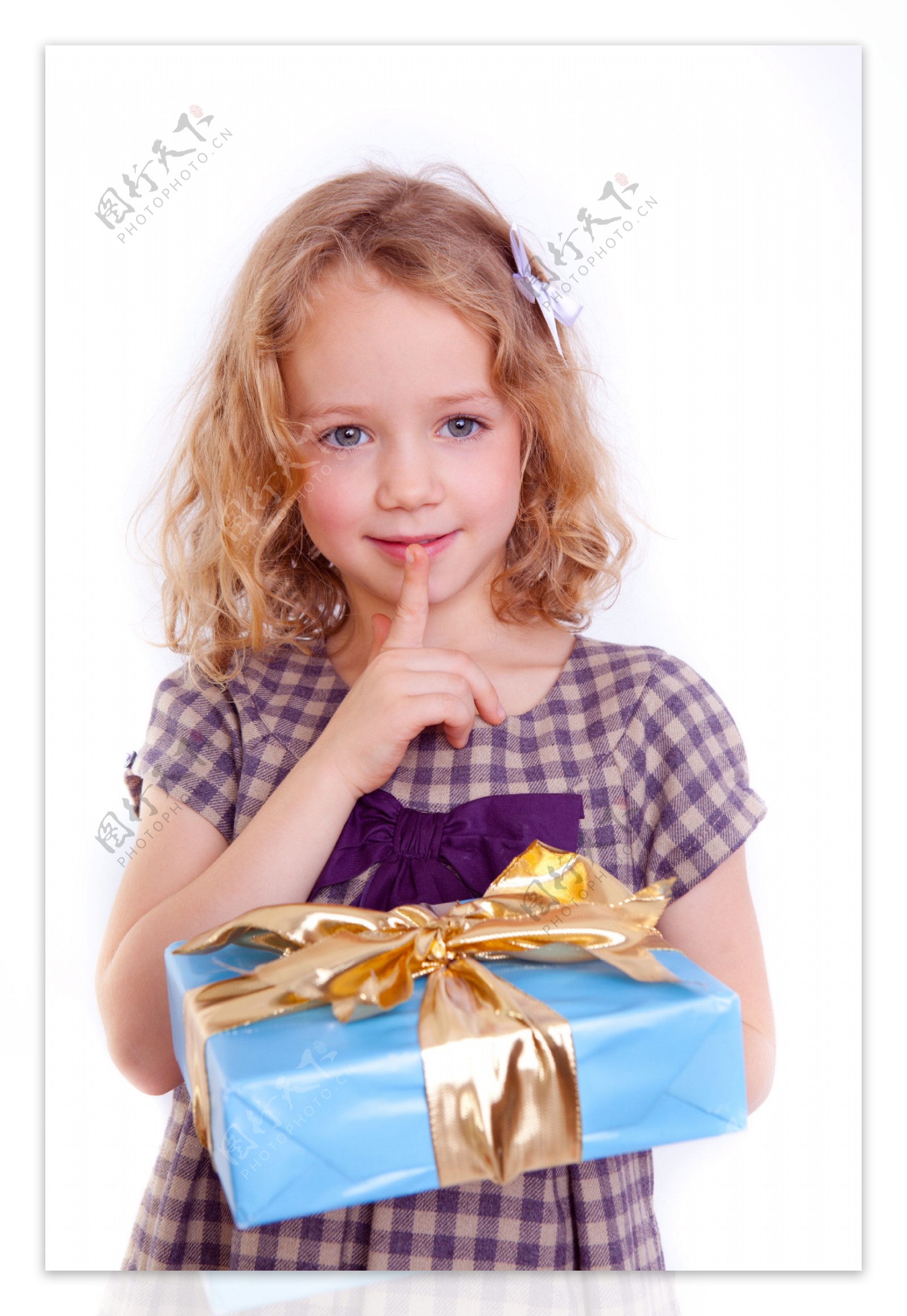 拿着礼品盒的外国小女孩图片