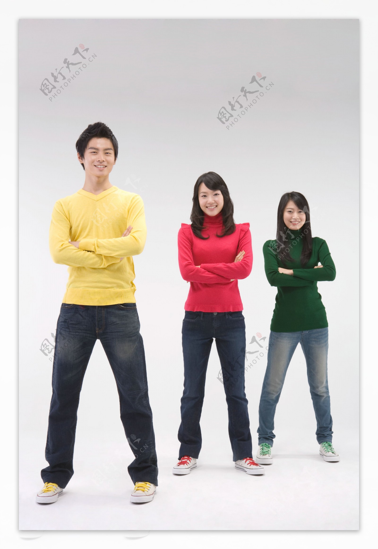 三个站着活力青年图片