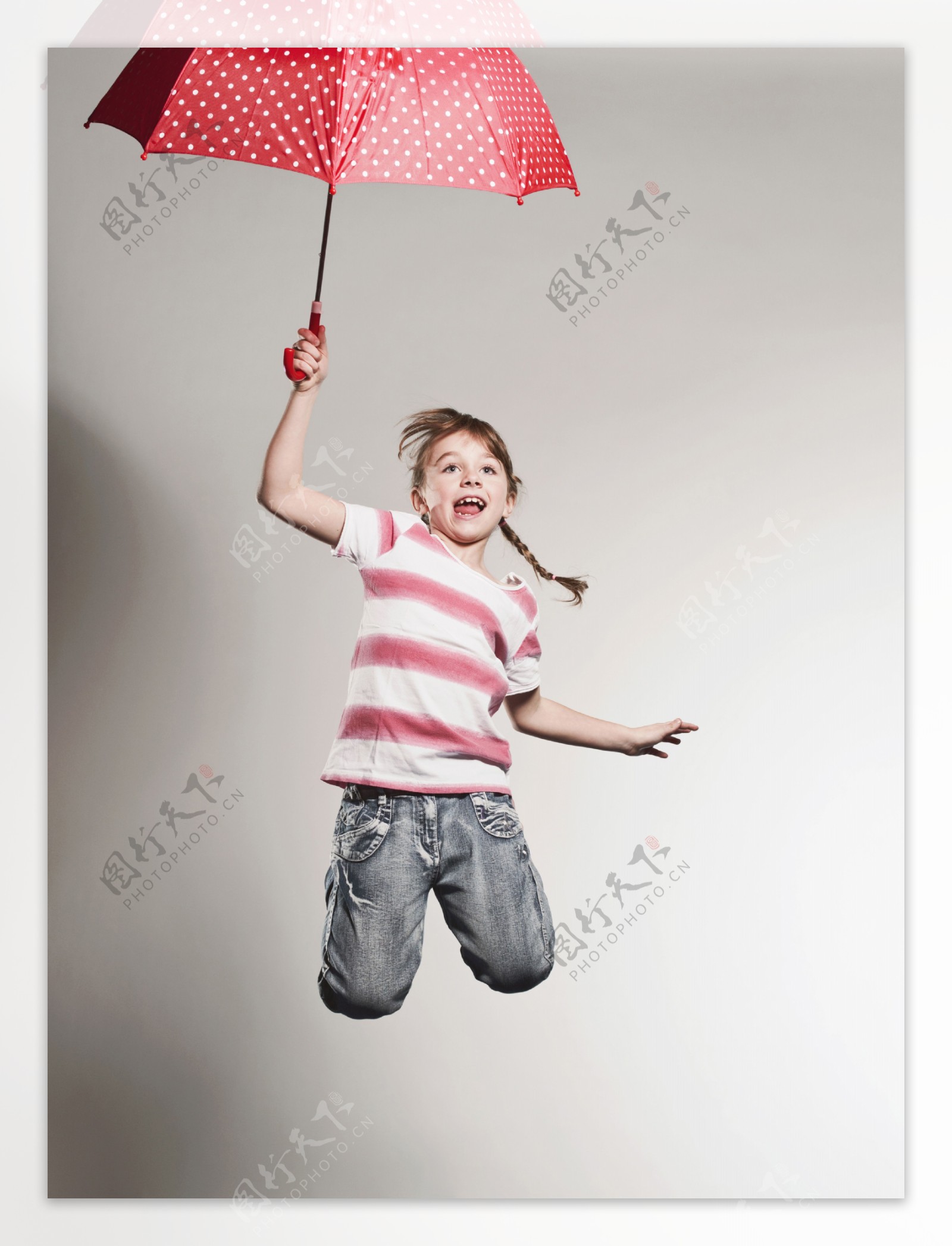 拿着雨伞跳跃的外国小女孩图片