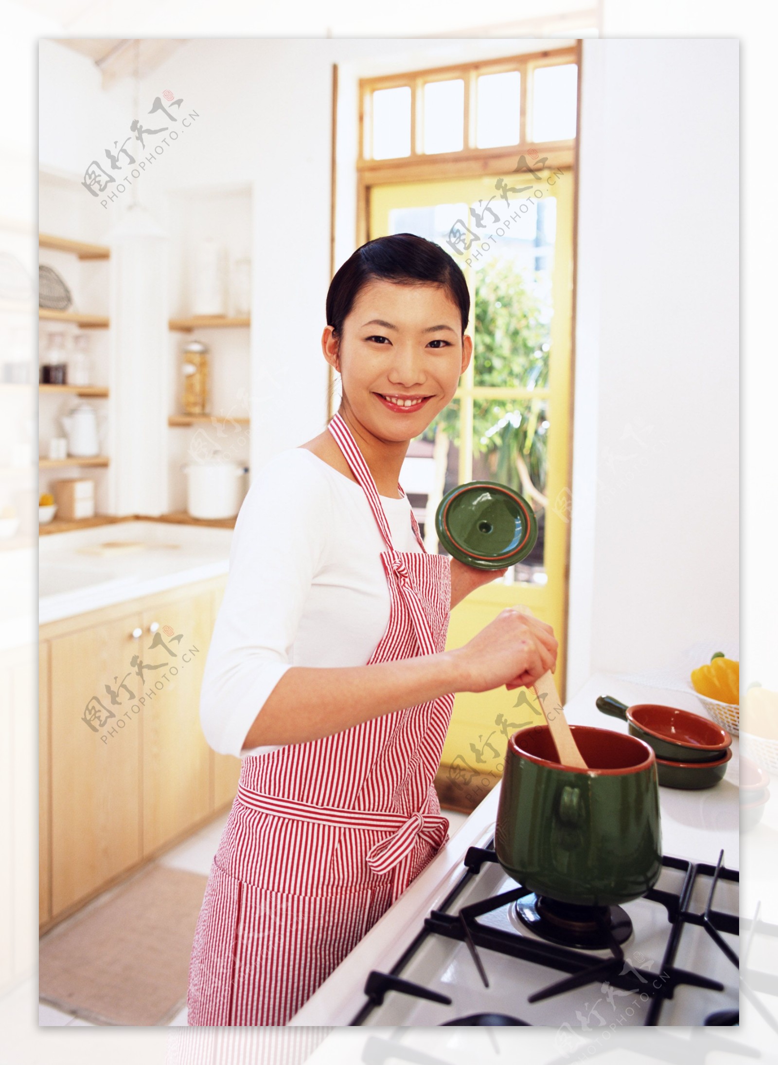 厨房做家务的女人图片